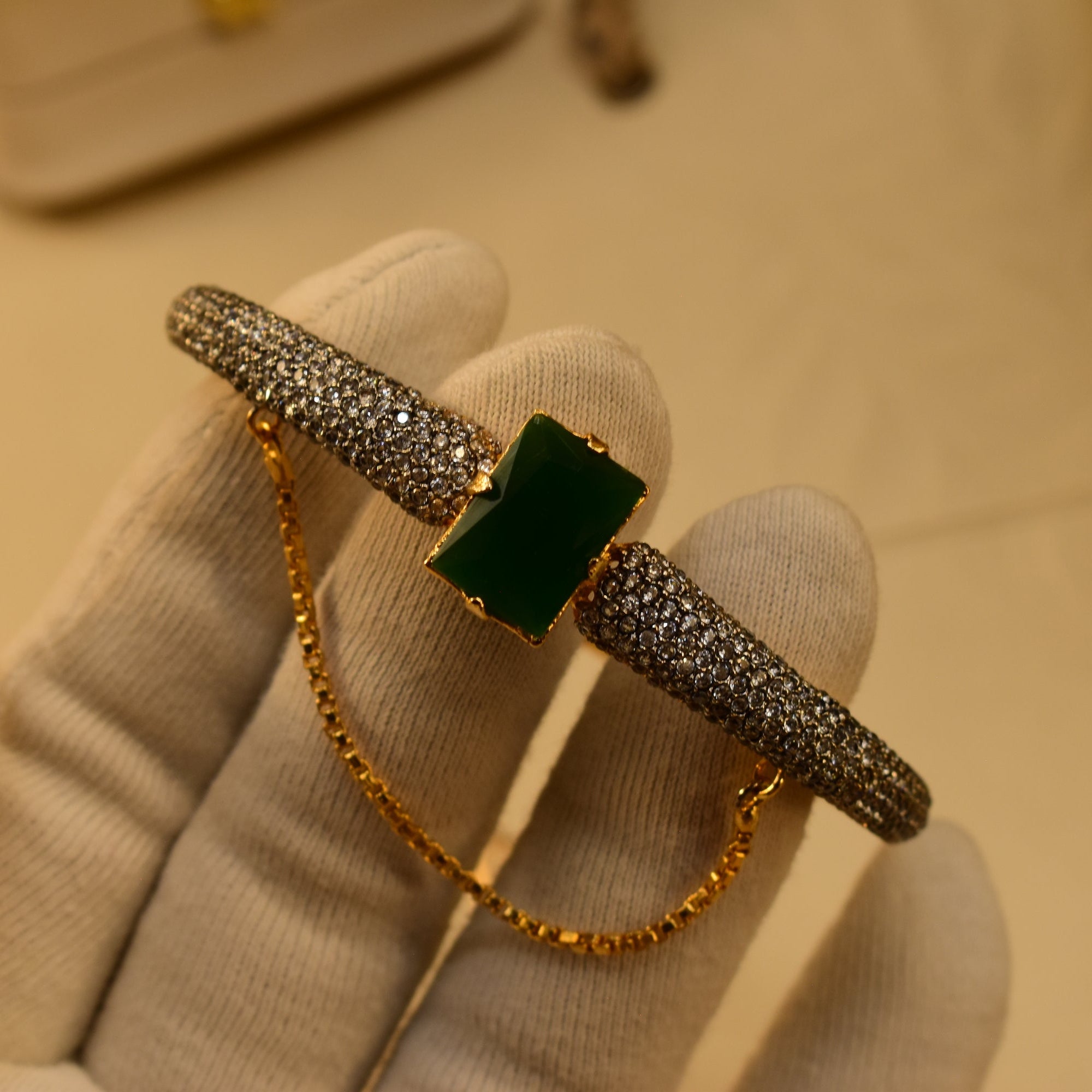 Charming Unique Design Gold Plated Crystal Stones Bangle for Girls/Women