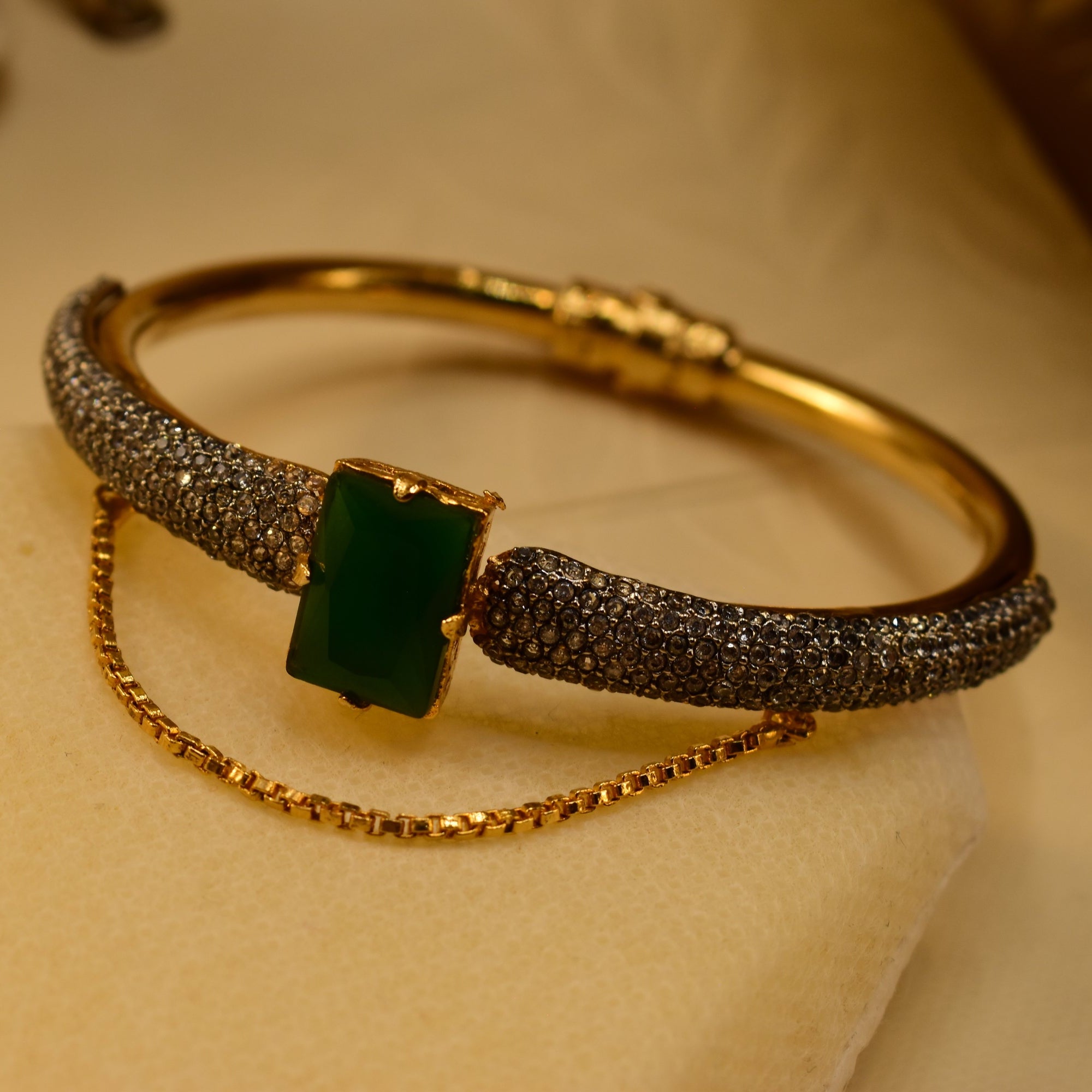 Charming Unique Design Gold Plated Crystal Stones Bangle for Girls/Women