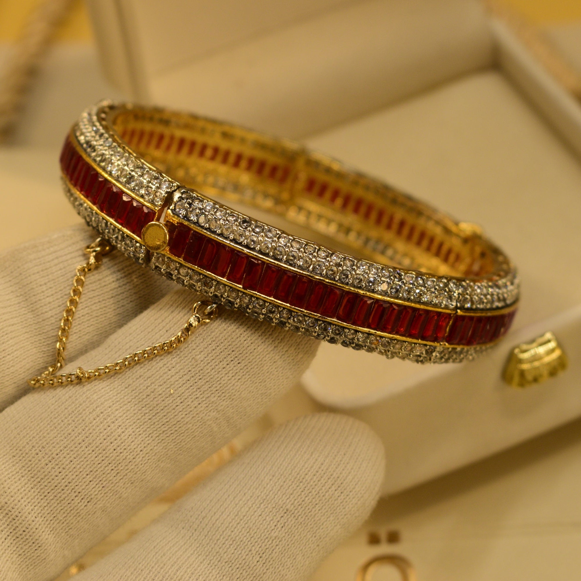 Glamorous Design Gold Plated Crystal Stones Bangle for Girls/Women