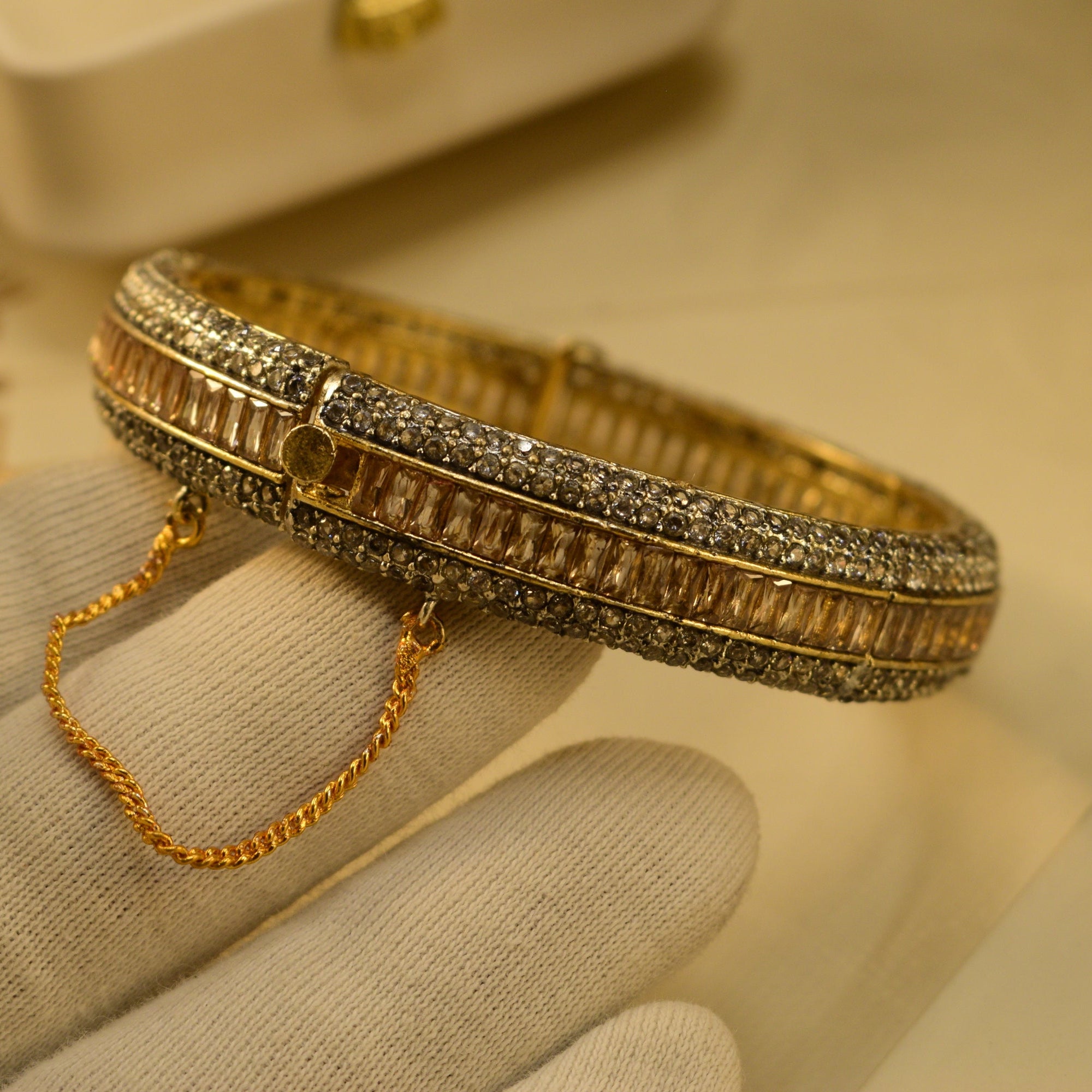 Glamorous Design Gold Plated Crystal Stones Bangle for Girls/Women