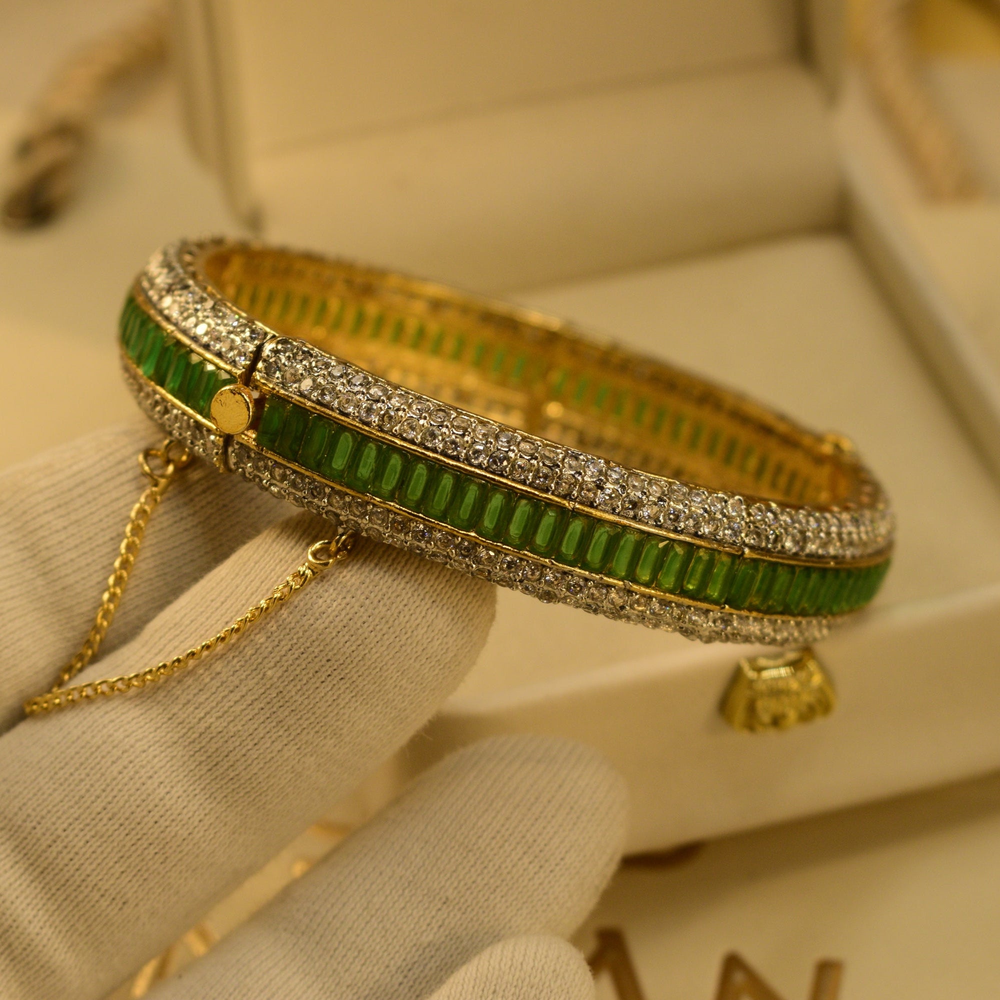 Glamorous Design Gold Plated Crystal Stones Bangle for Girls/Women