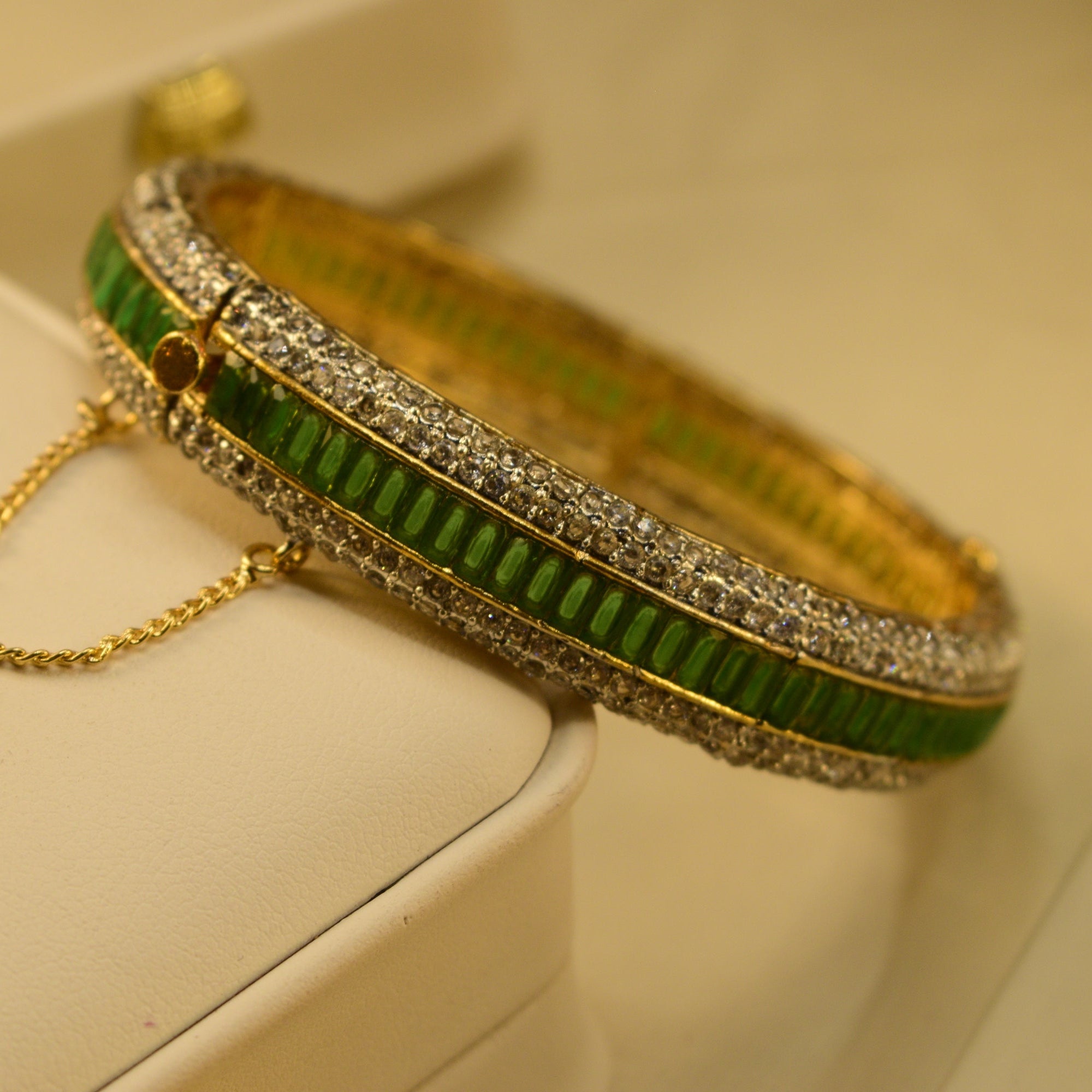 Glamorous Design Gold Plated Crystal Stones Bangle for Girls/Women