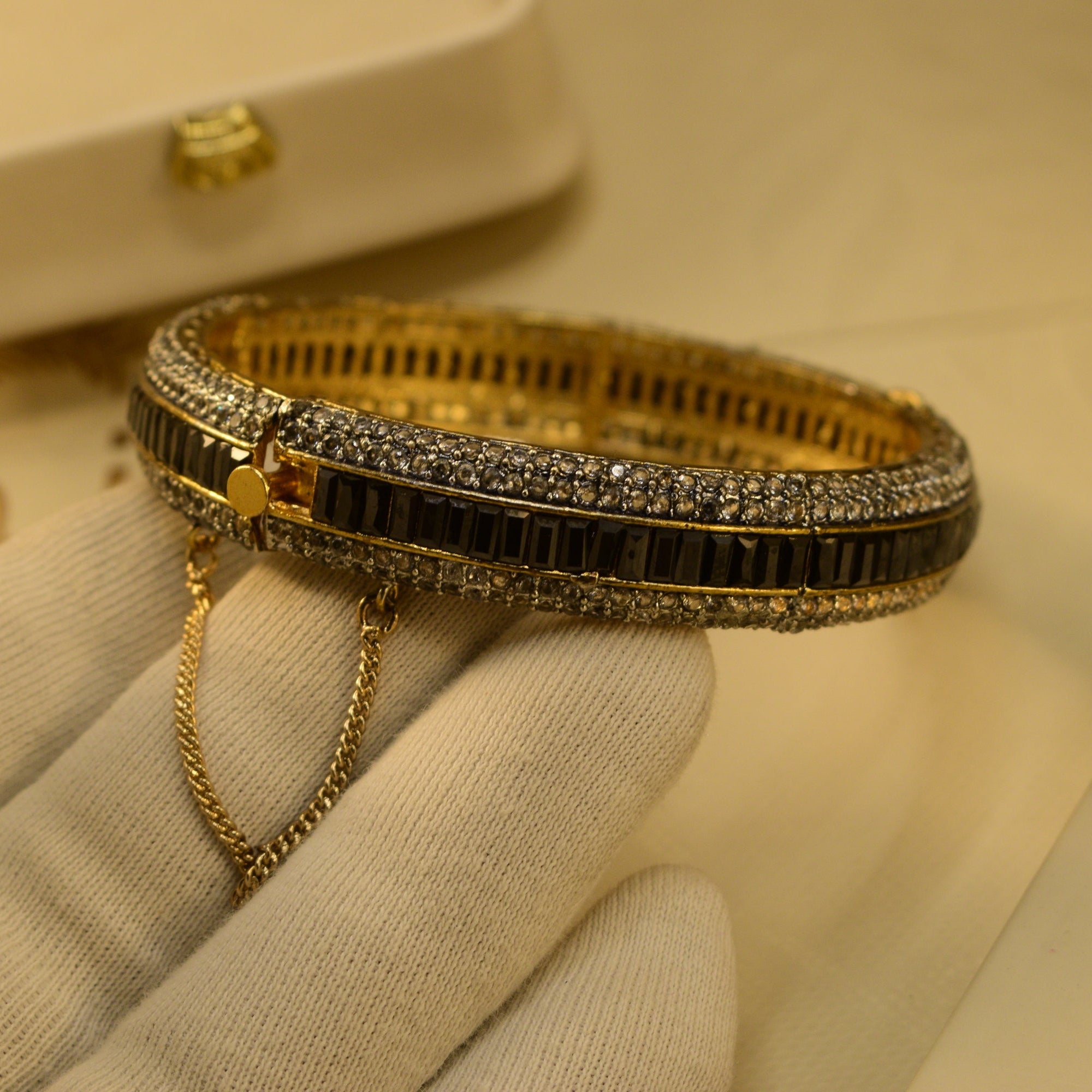 Glamorous Design Gold Plated Crystal Stones Bangle for Girls/Women