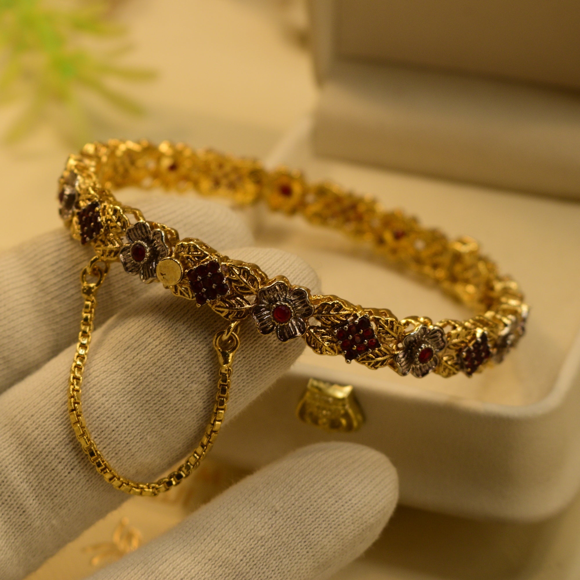 Luxury Unique Design Gold Plated Crystal Stones Bangle for Girls/Women