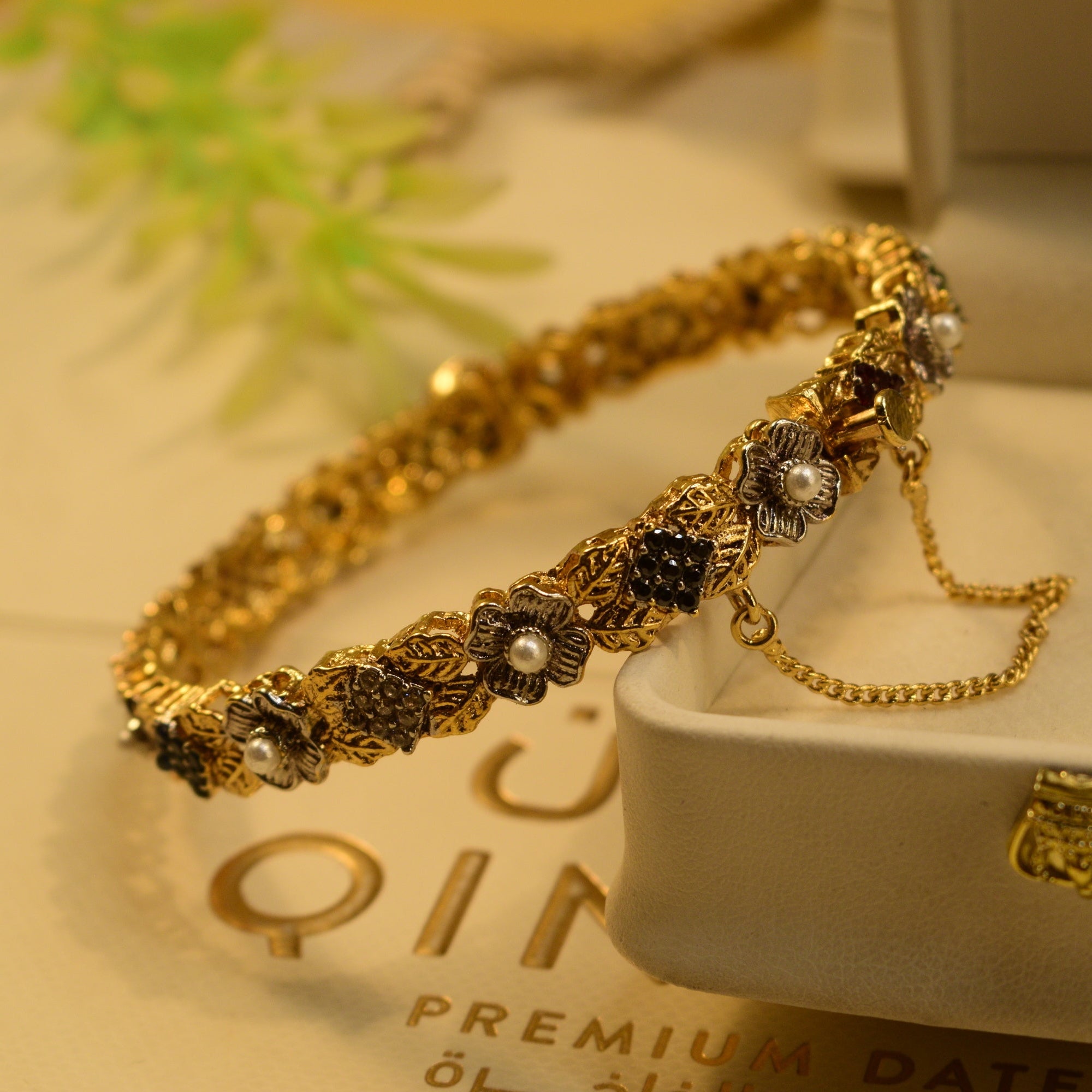 Luxury Unique Design Gold Plated Crystal Stones Bangle for Girls/Women