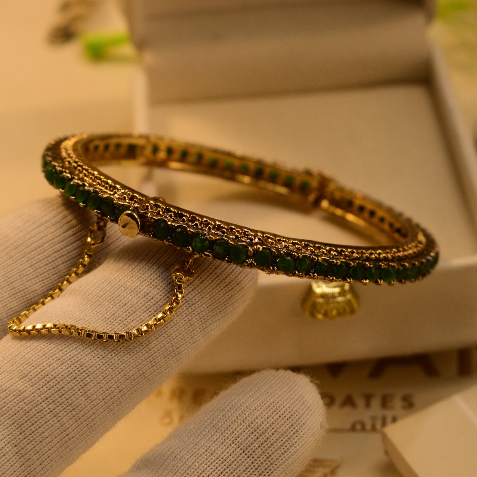 Charming Unique Design Gold Plated Crystal Stones Bangle for Girls/Women