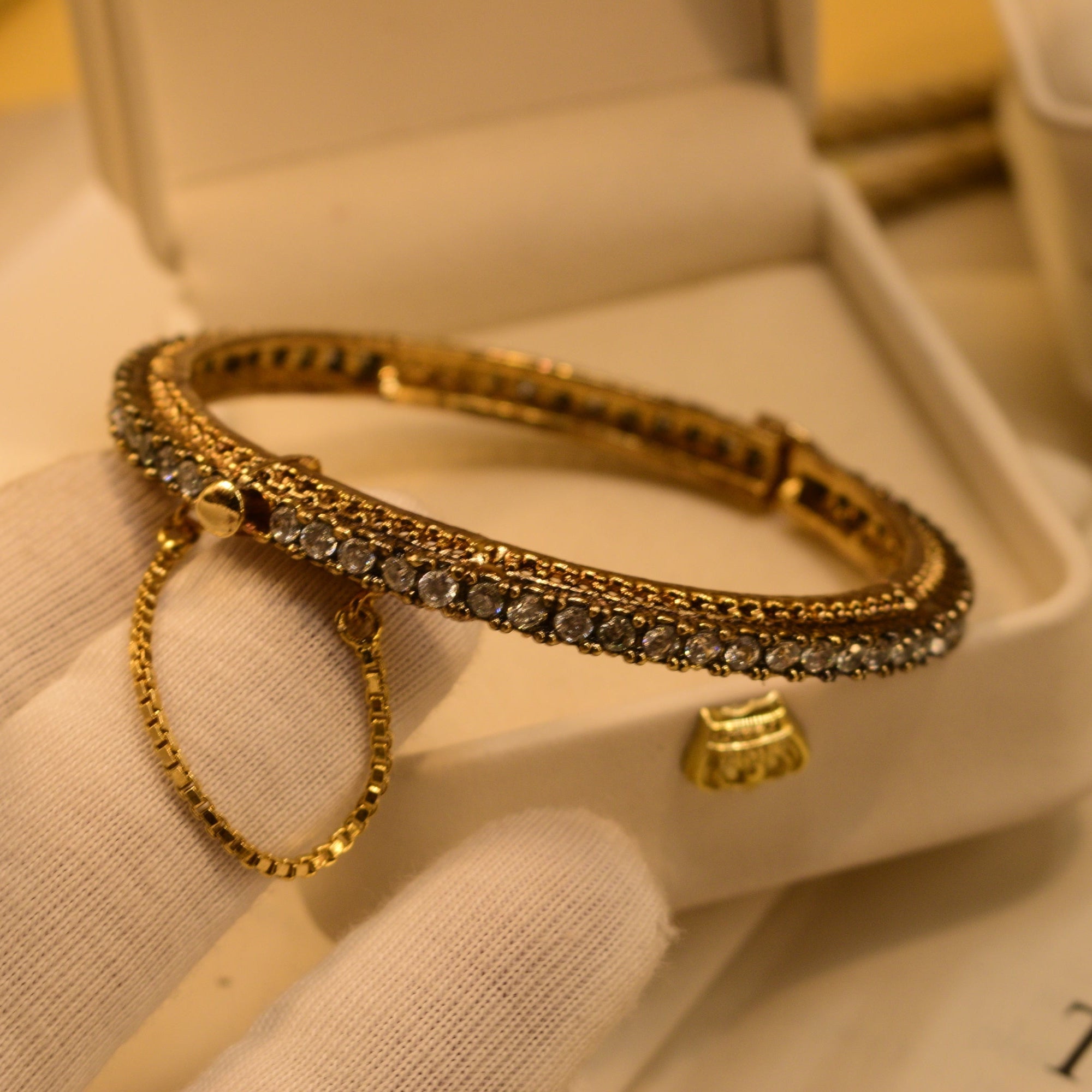 Charming Unique Design Gold Plated Crystal Stones Bangle for Girls/Women