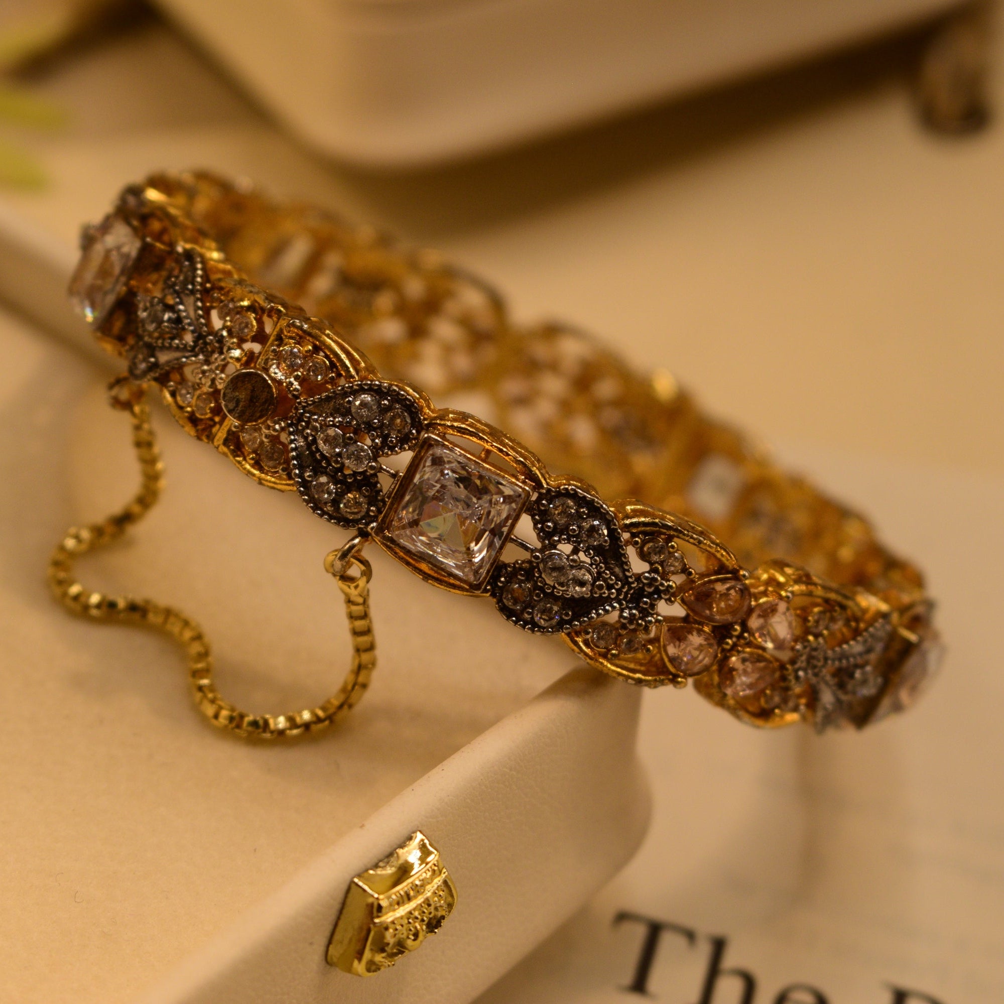 Glamorous Design Gold Plated Crystal Stones Bangle for Girls/Women