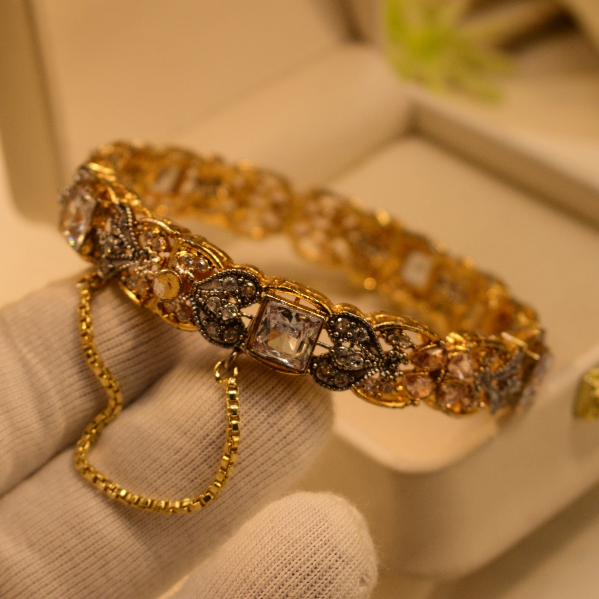 Glamorous Design Gold Plated Crystal Stones Bangle for Girls/Women