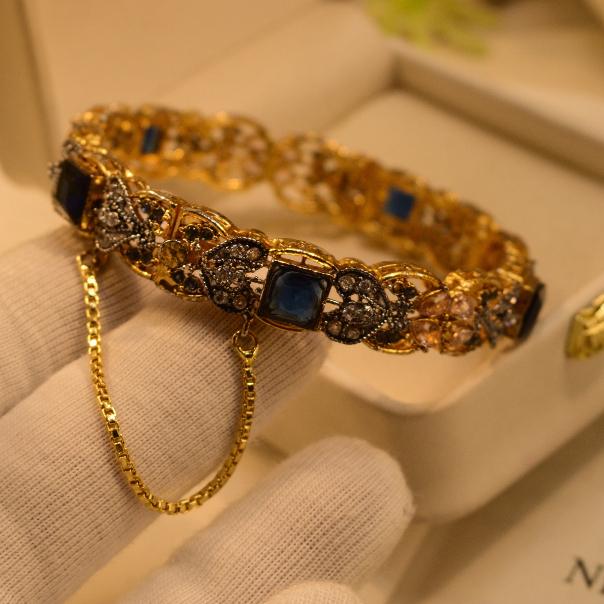 Glamorous Design Gold Plated Crystal Stones Bangle for Girls/Women