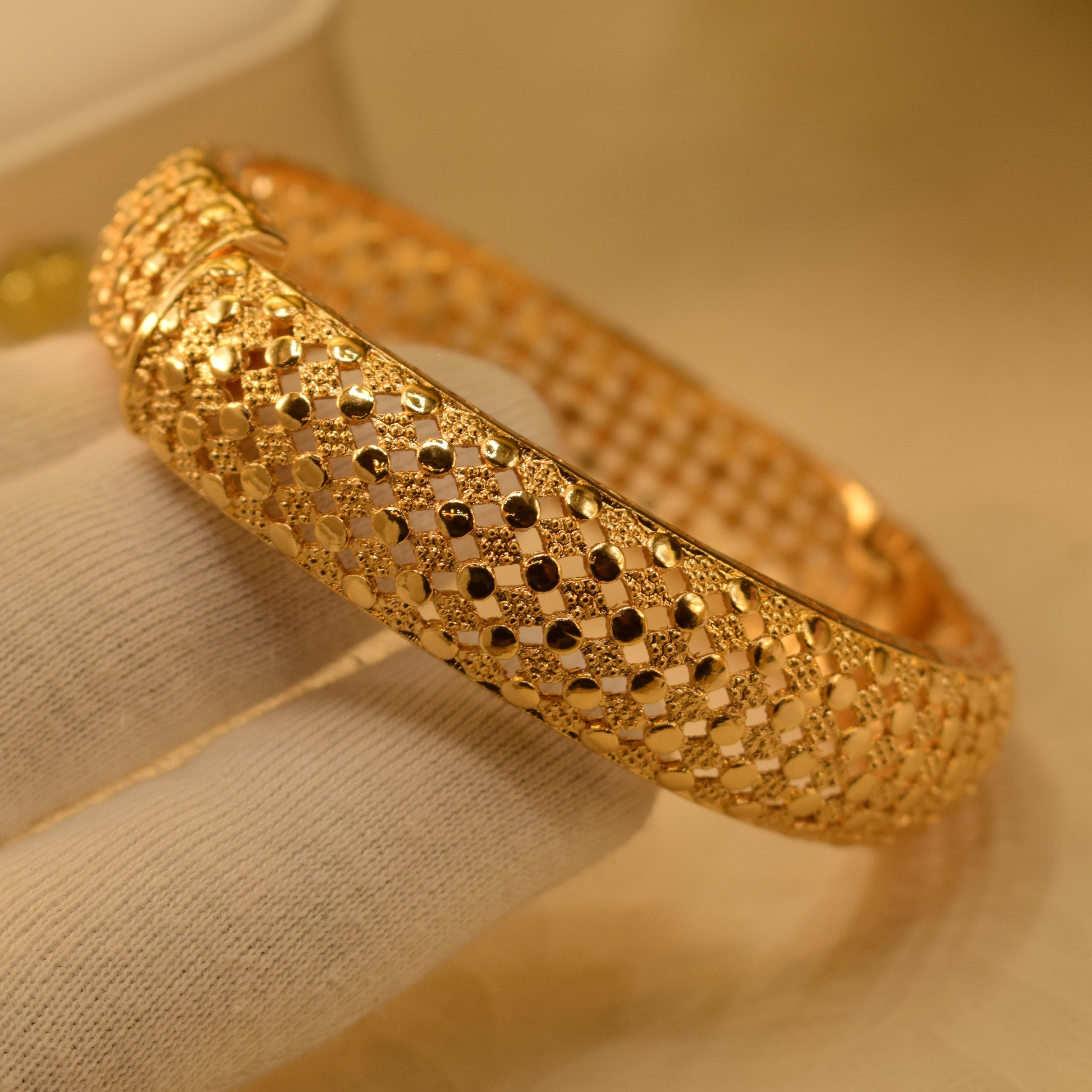 Unique Design Openable Gold Platted Bangle for Girls/Women