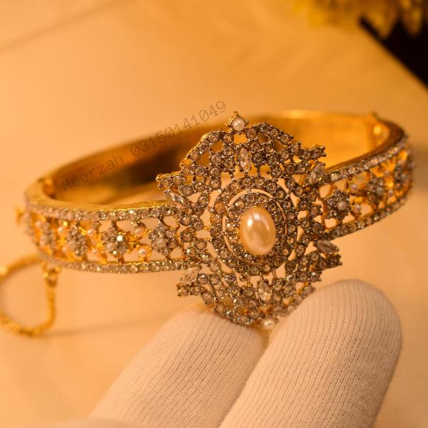 Stylish Beautiful Design Crystal Stones Gold Plated Bangle for Girls/Women