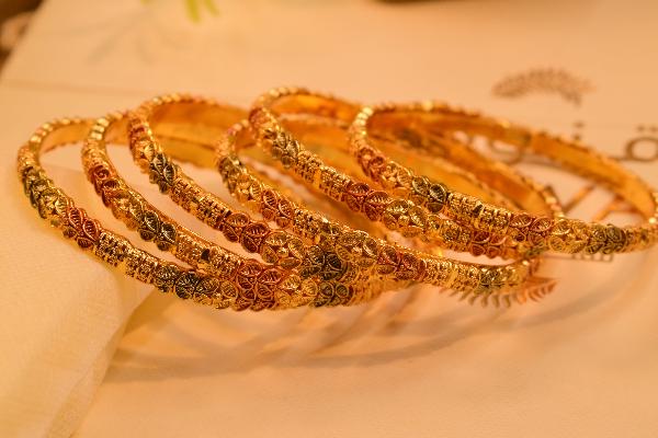 Gorgeous Elegant Design Gold Plated 6pc Bangles Set for Girls/Women
