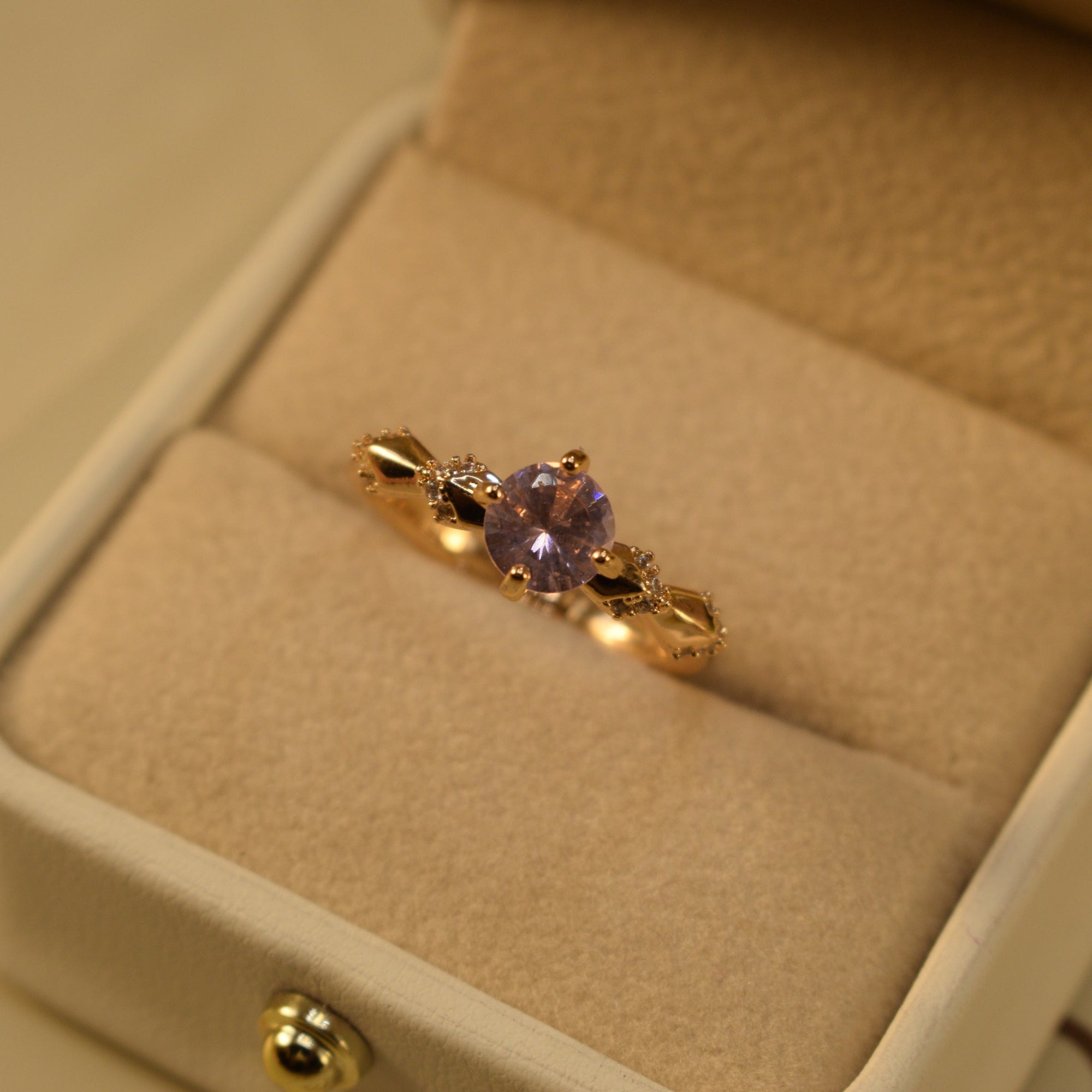 Glamorous Design Gold Plated Crystal Stones Ring For Girls/Women