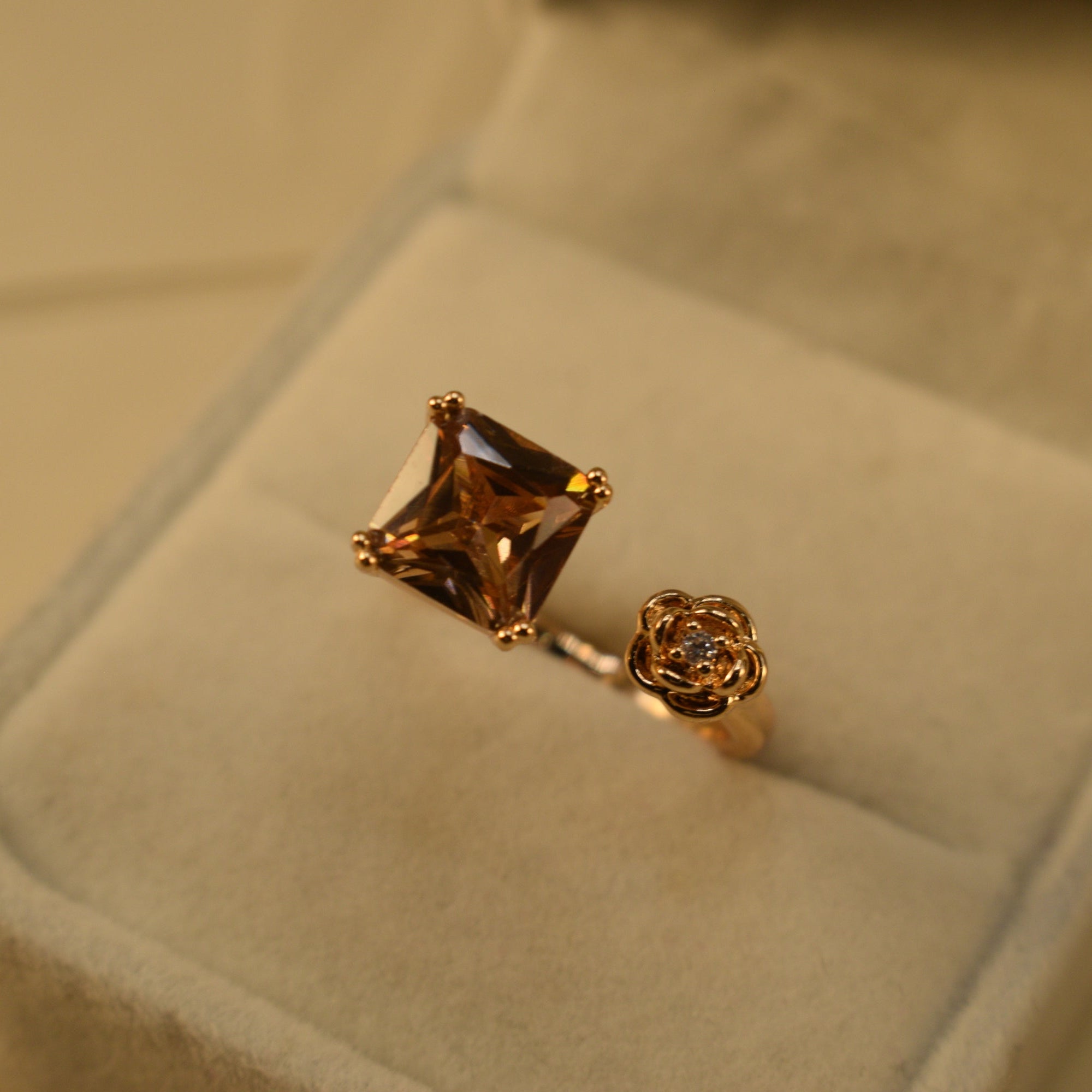 Luxury Design Gold Plated Crystal Stones Ring For Girls/Women