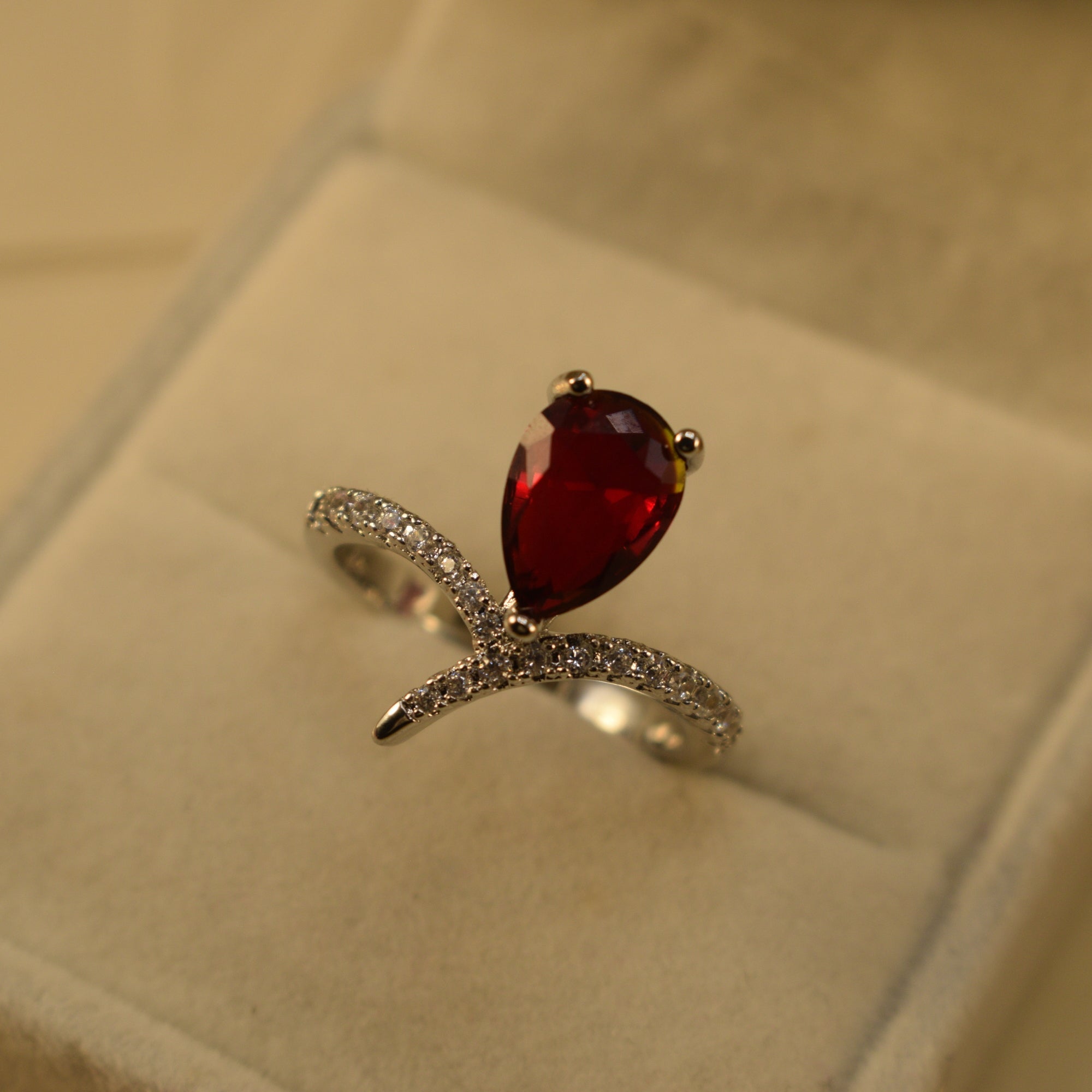 Beautiful Design Silver Plated Crystal Stones Ring For Girls/Women