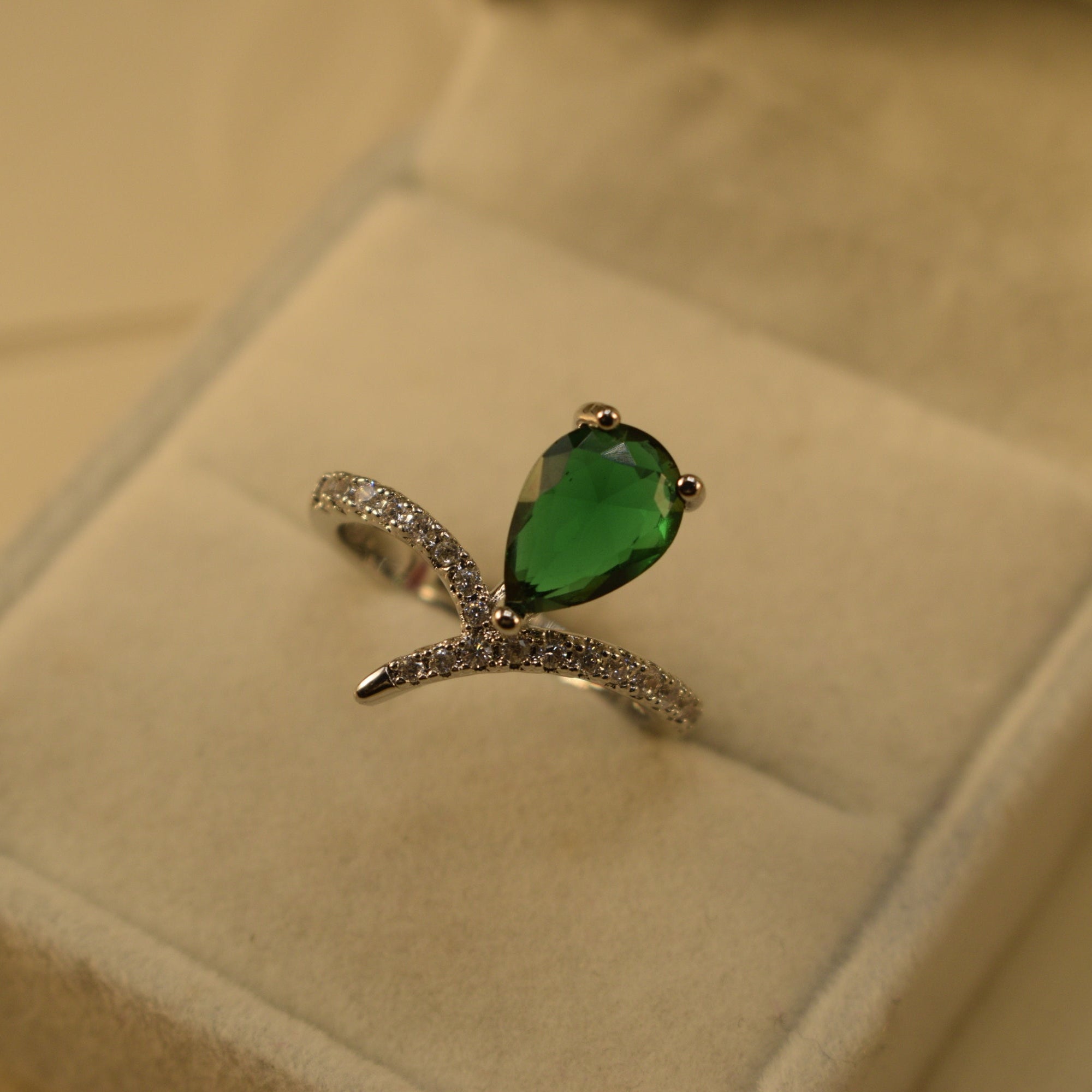 Beautiful Design Silver Plated Crystal Stones Ring For Girls/Women