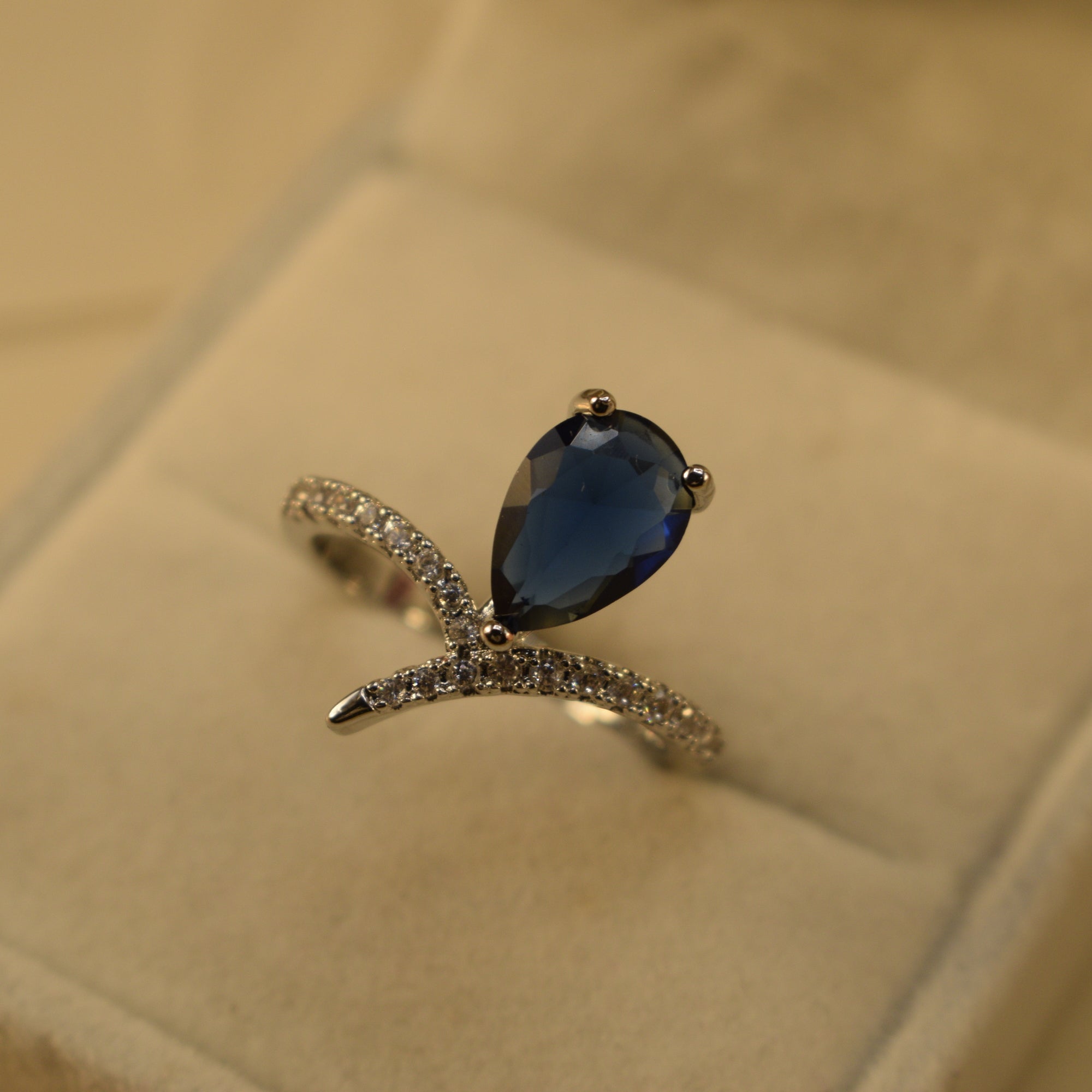 Beautiful Design Silver Plated Crystal Stones Ring For Girls/Women