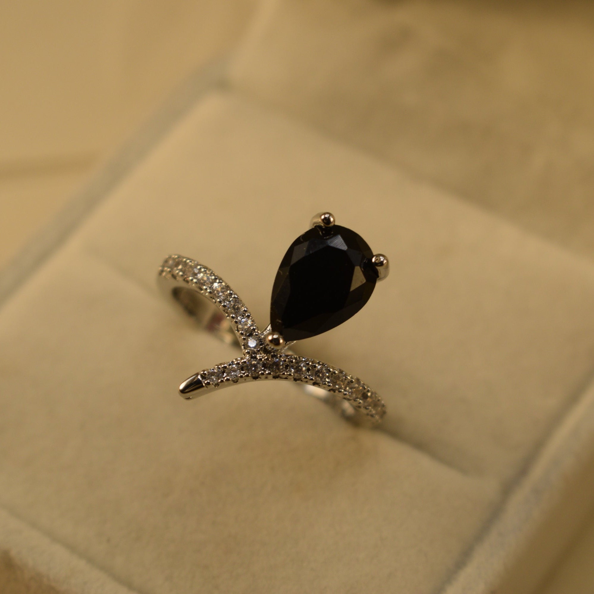 Beautiful Design Silver Plated Crystal Stones Ring For Girls/Women