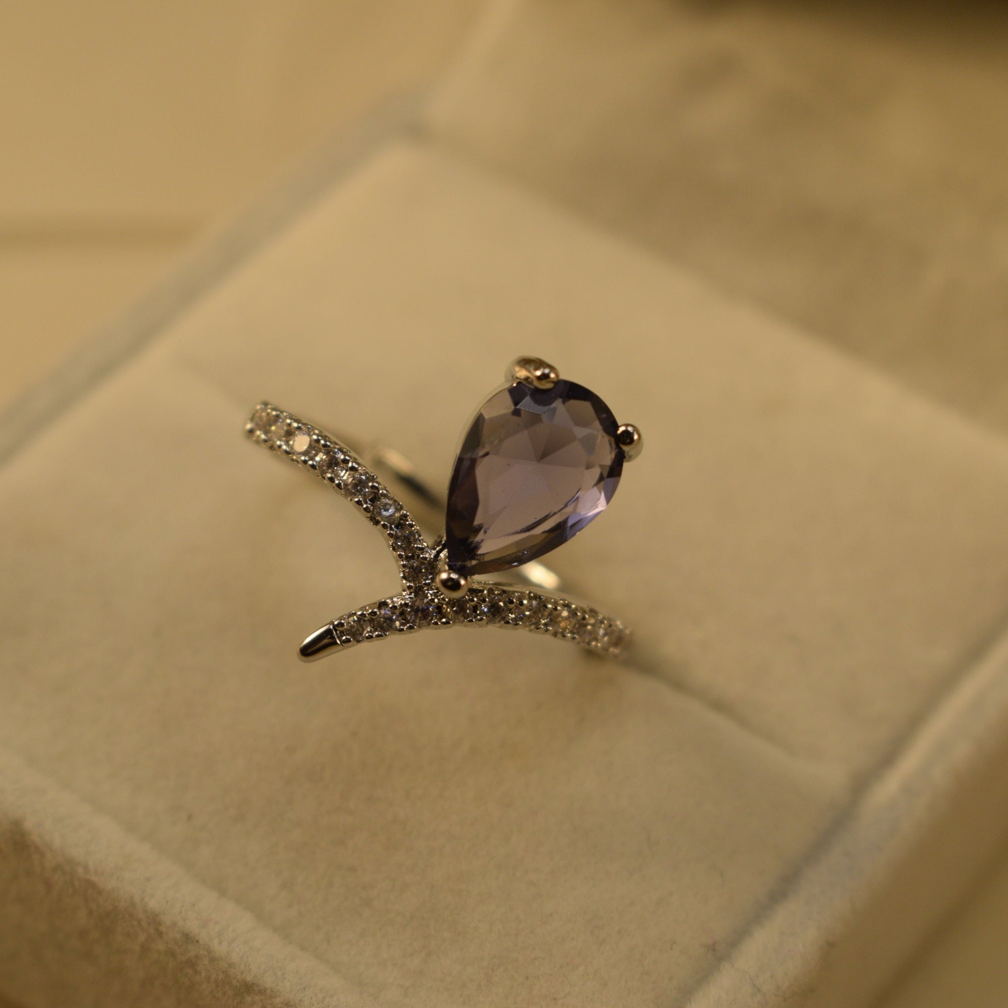 Beautiful Design Silver Plated Crystal Stones Ring For Girls/Women