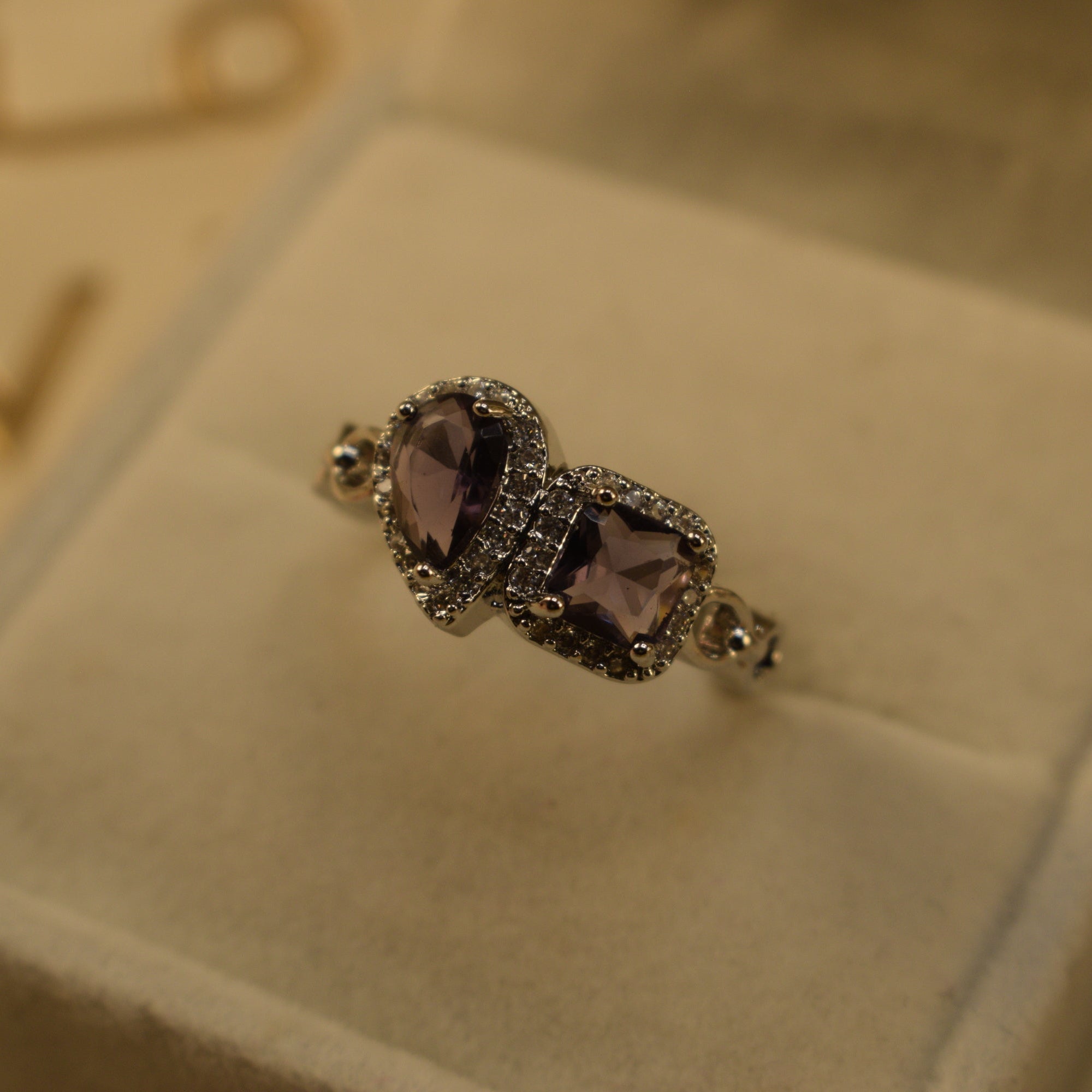 Gorgeous Design Silver Plated Crystal Stones Ring For Girls/Women