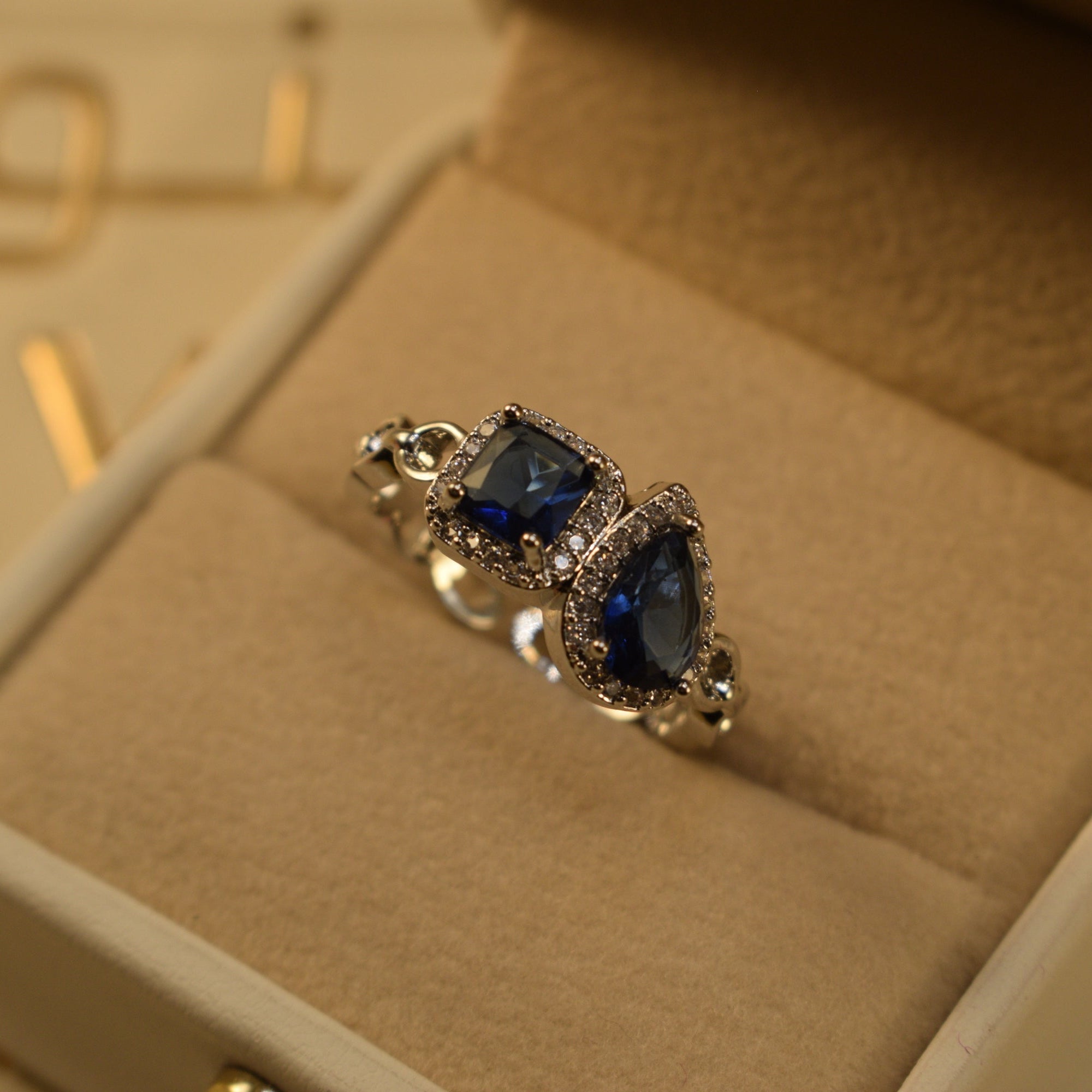 Gorgeous Design Silver Plated Crystal Stones Ring For Girls/Women
