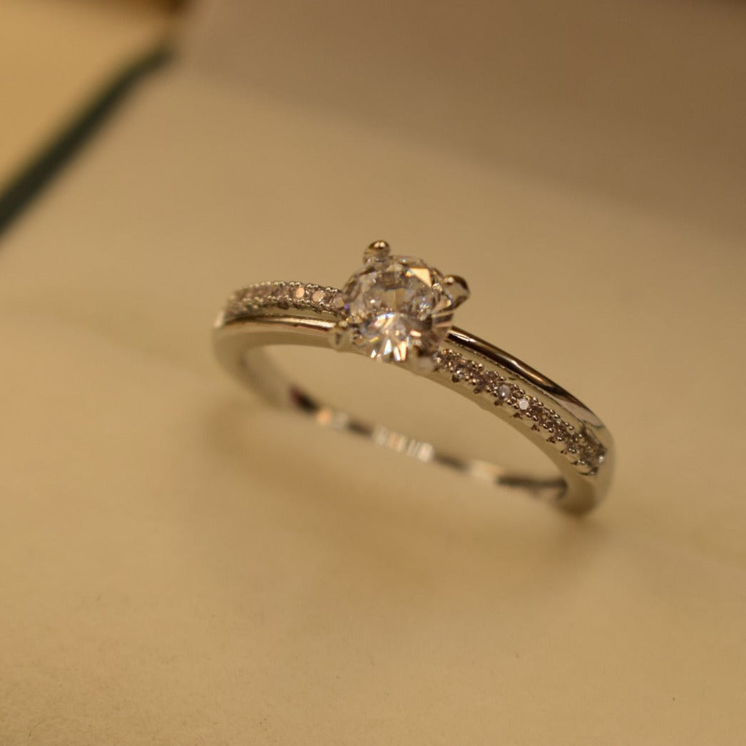 Unique Design Silver Stone Ring for Girls/Women