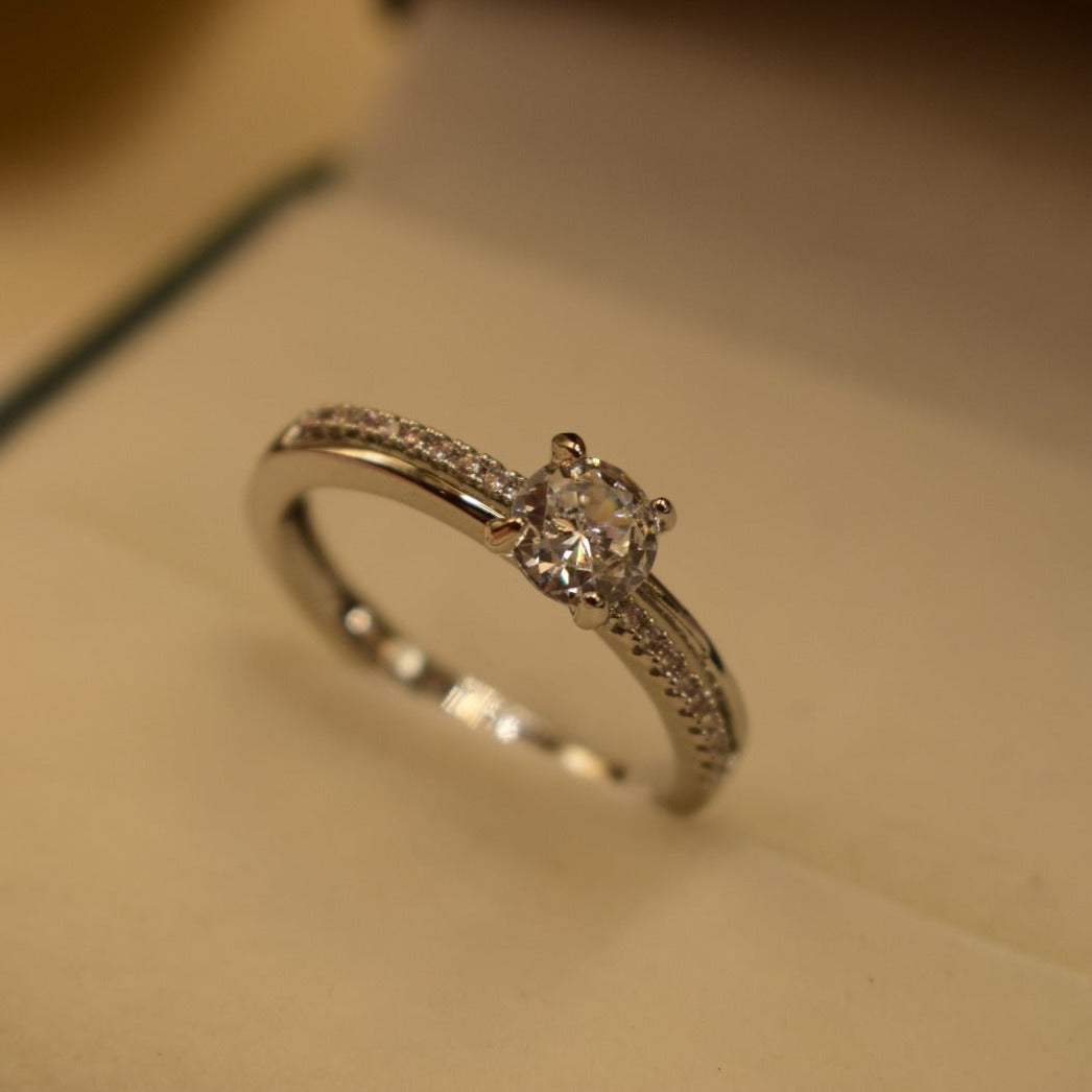 Unique Design Silver Stone Ring for Girls/Women