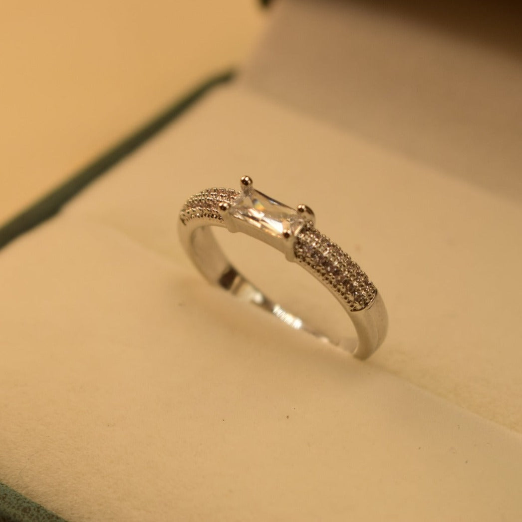 Unique Design Silver Stone Ring for Girls/Women