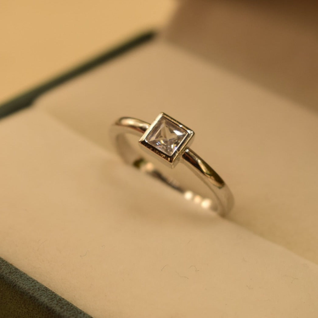 Elegant Design Golden/Silver Stone Gold Plated Ring for Girls/Women