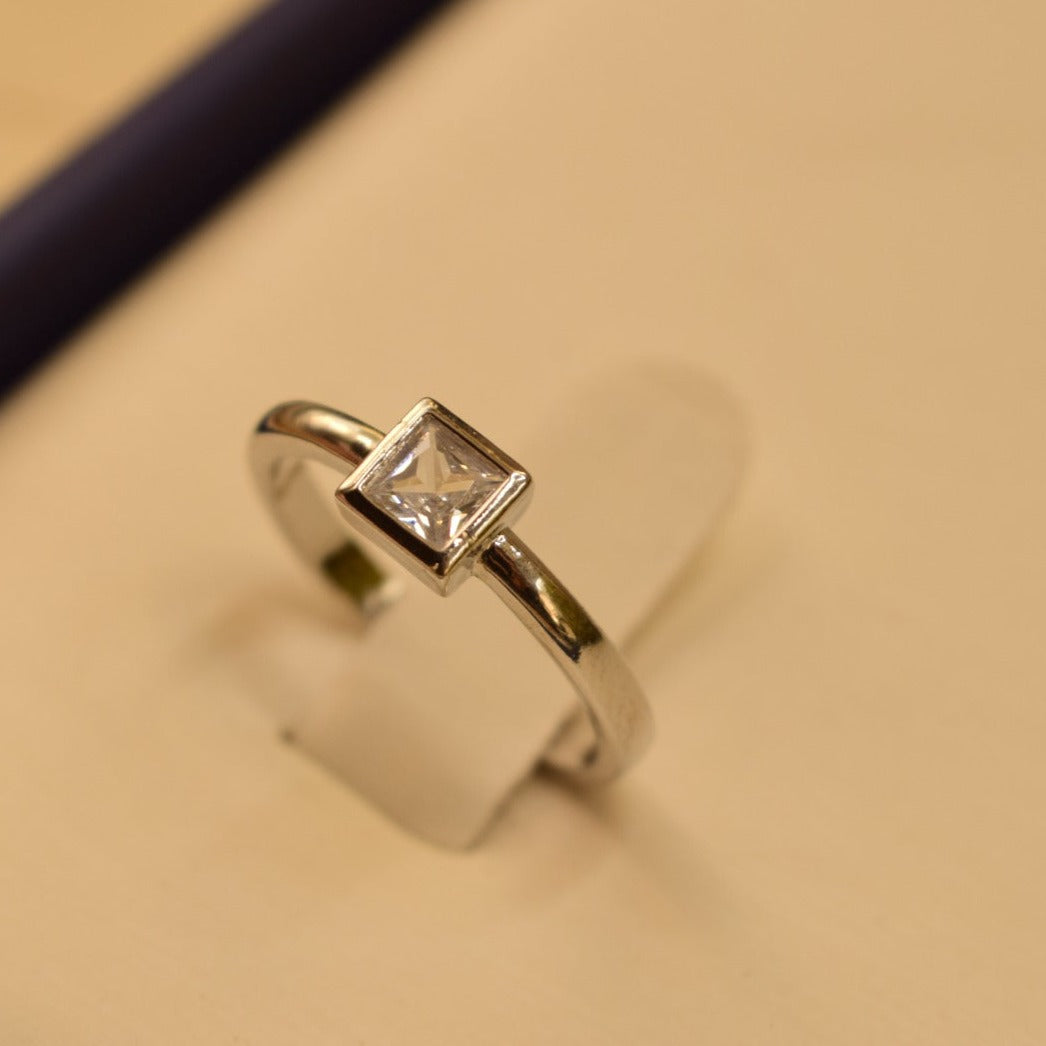 Elegant Design Golden/Silver Stone Gold Plated Ring for Girls/Women