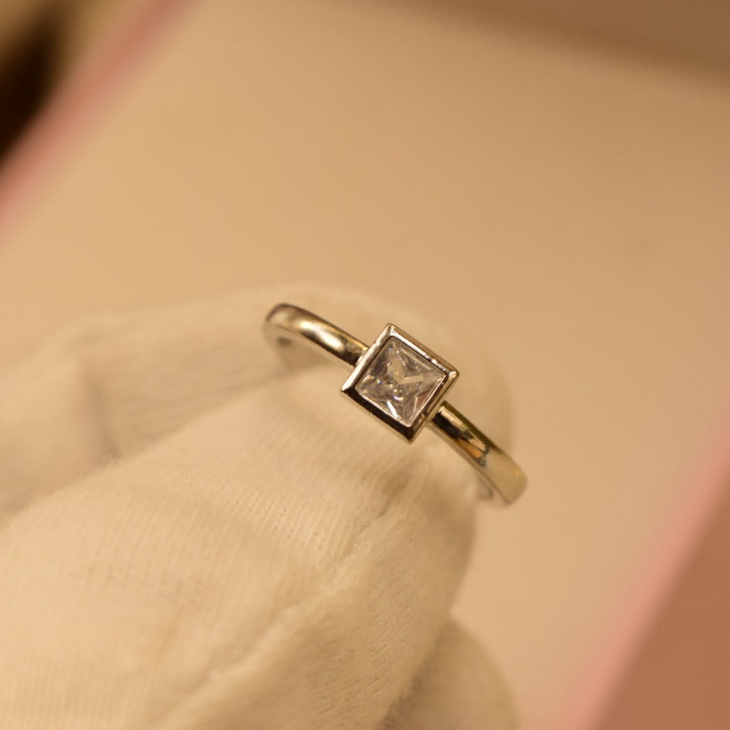 Elegant Design Golden/Silver Stone Gold Plated Ring for Girls/Women