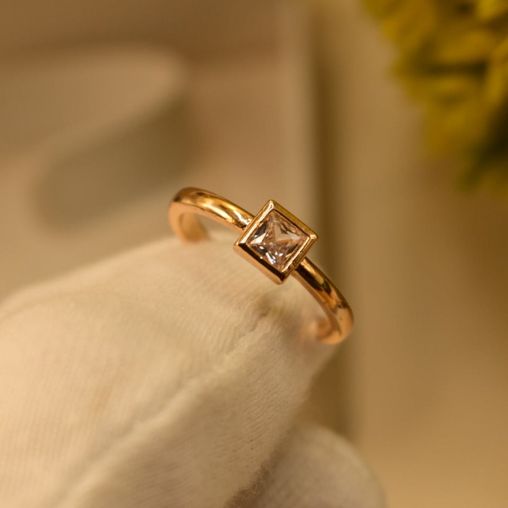 Elegant Design Golden/Silver Stone Gold Plated Ring for Girls/Women