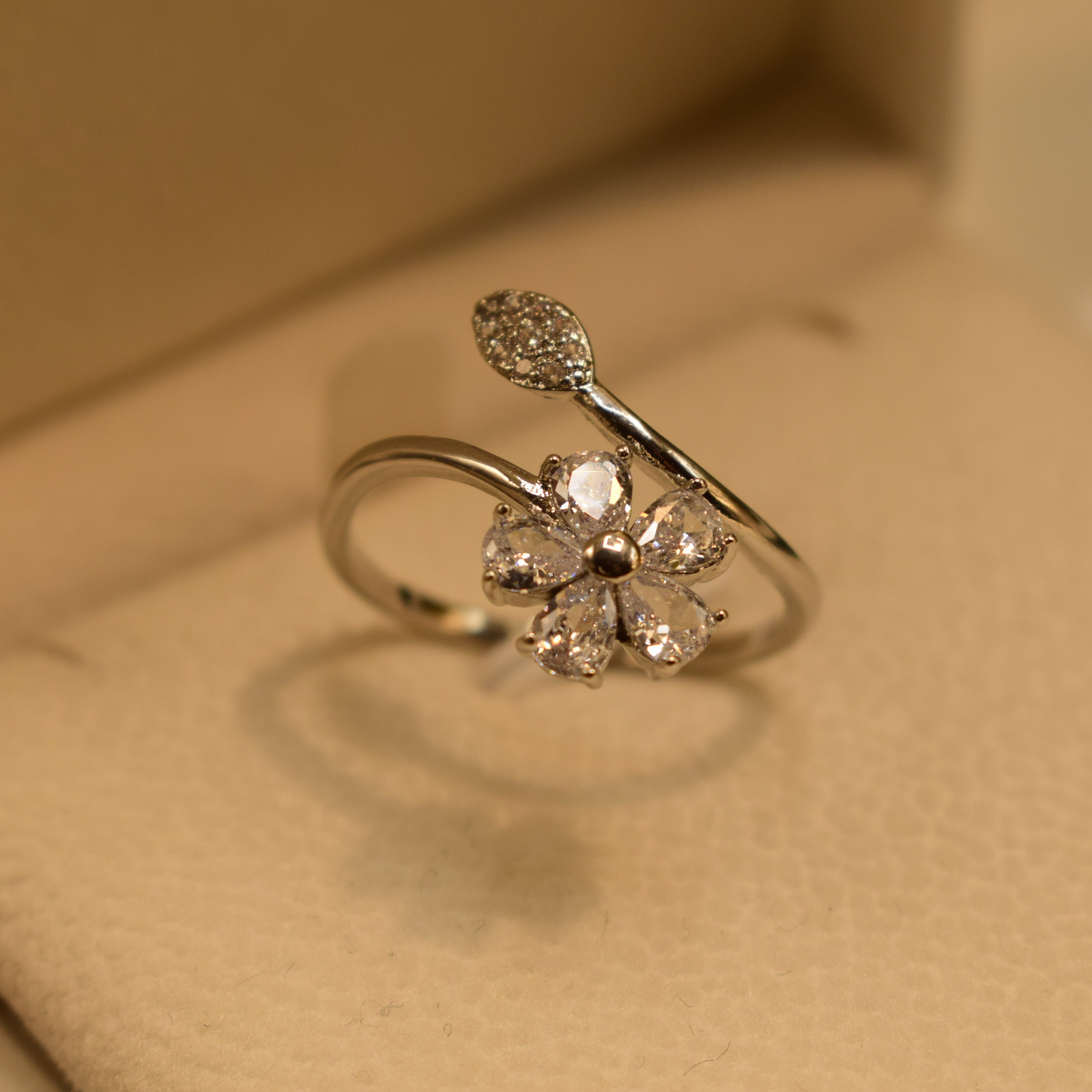 Beautiful Flower Design Gold Plated Ring for Girls/Women