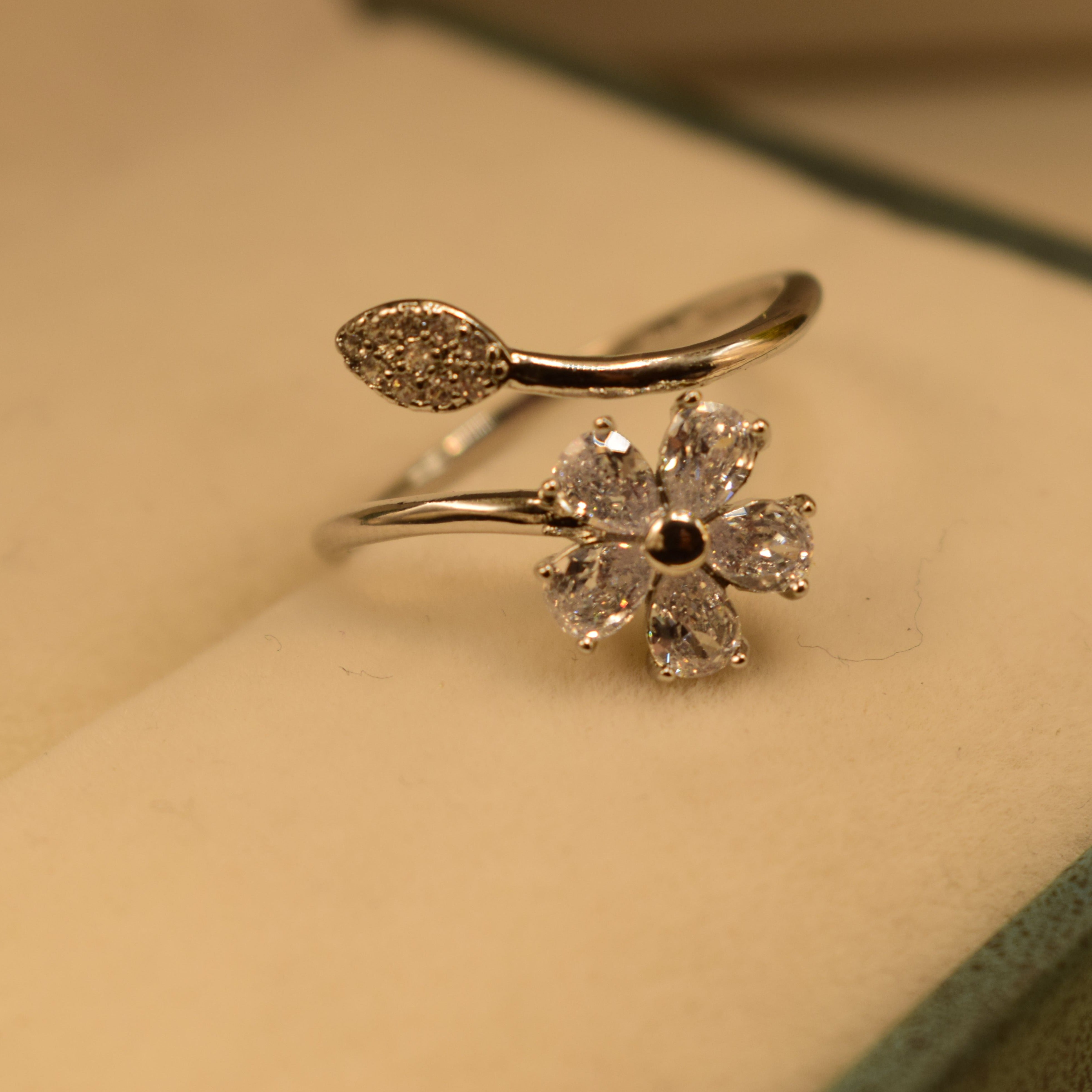 Beautiful Flower Design Gold Plated Ring for Girls/Women