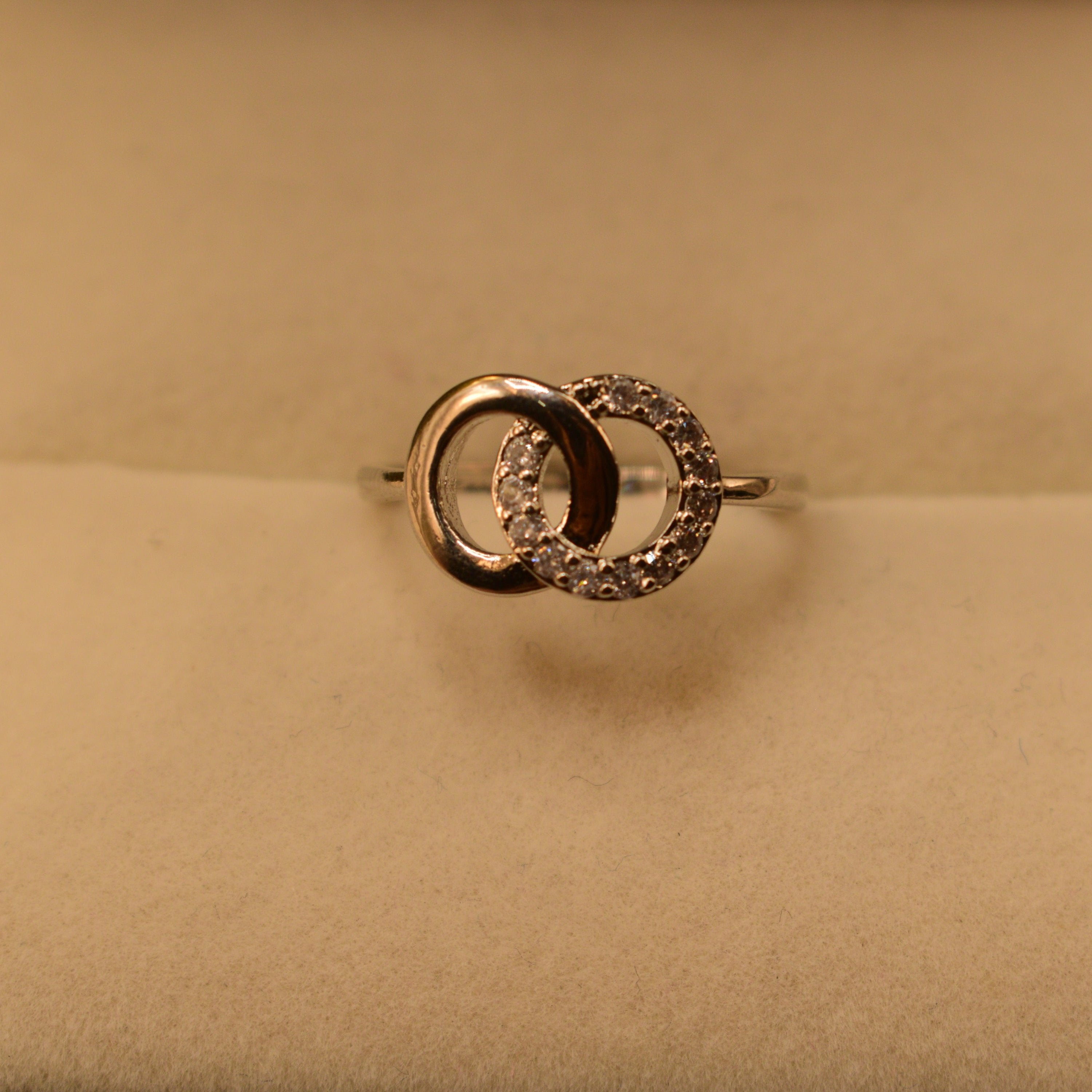 Luminous Crystal Stones Elegant Design Ring for Girls/Women