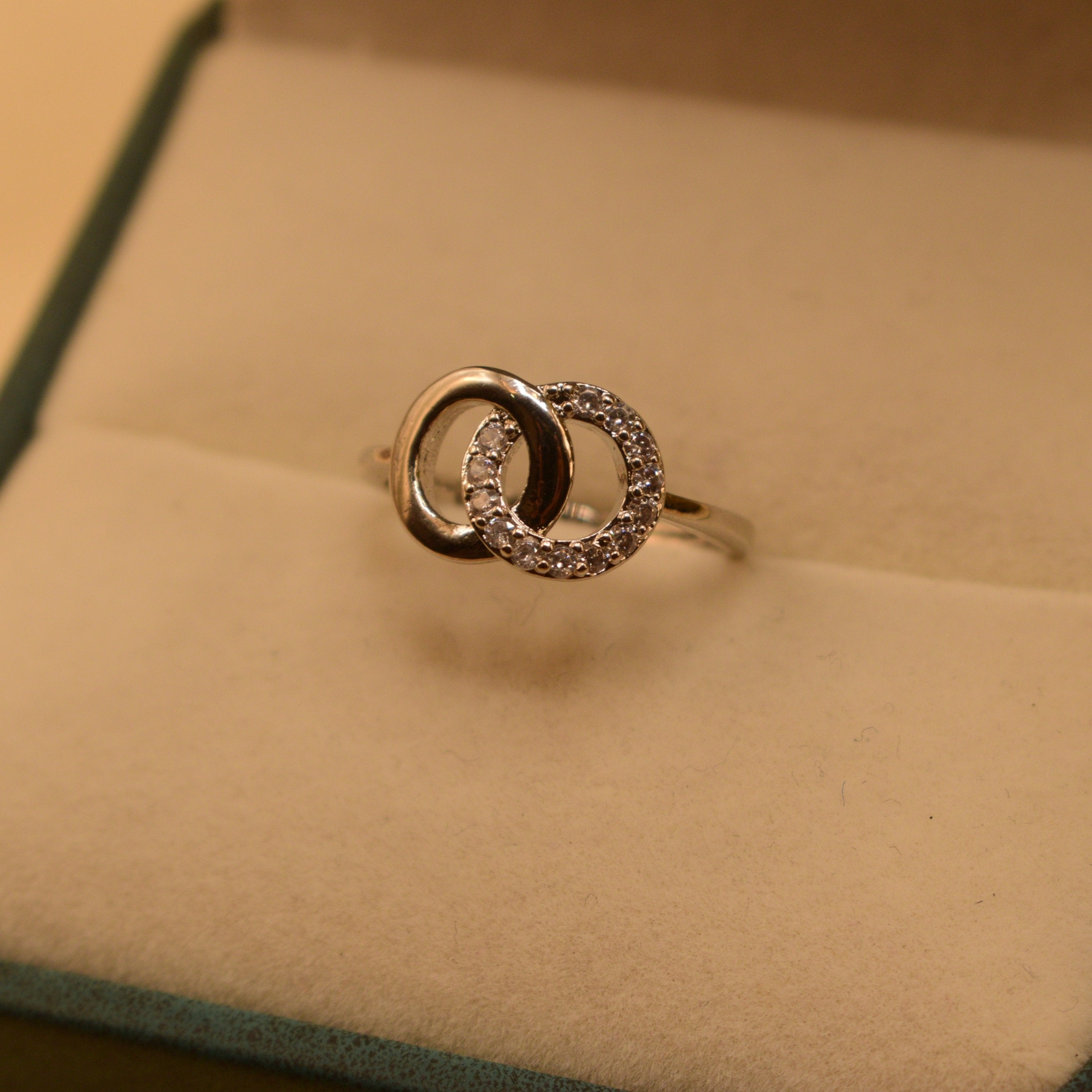 Luminous Crystal Stones Elegant Design Ring for Girls/Women