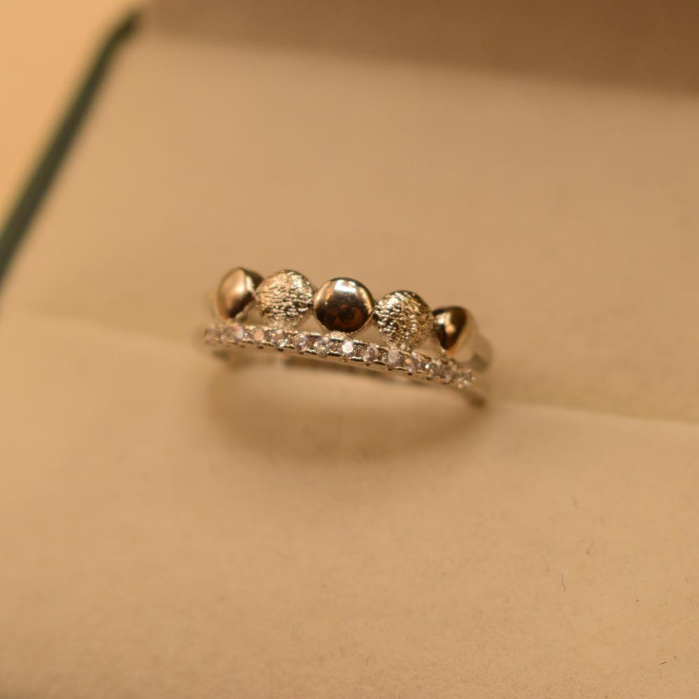 Stylish Unique Design Crystal Stones Silver Ring for Girls/Women