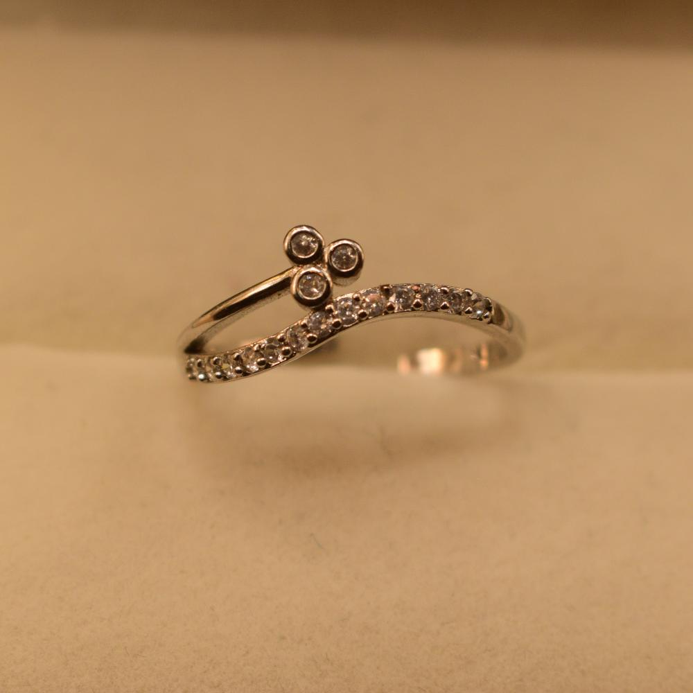 Luxury Fancy Design Crystal Stones Silver Ring for Girls/Women