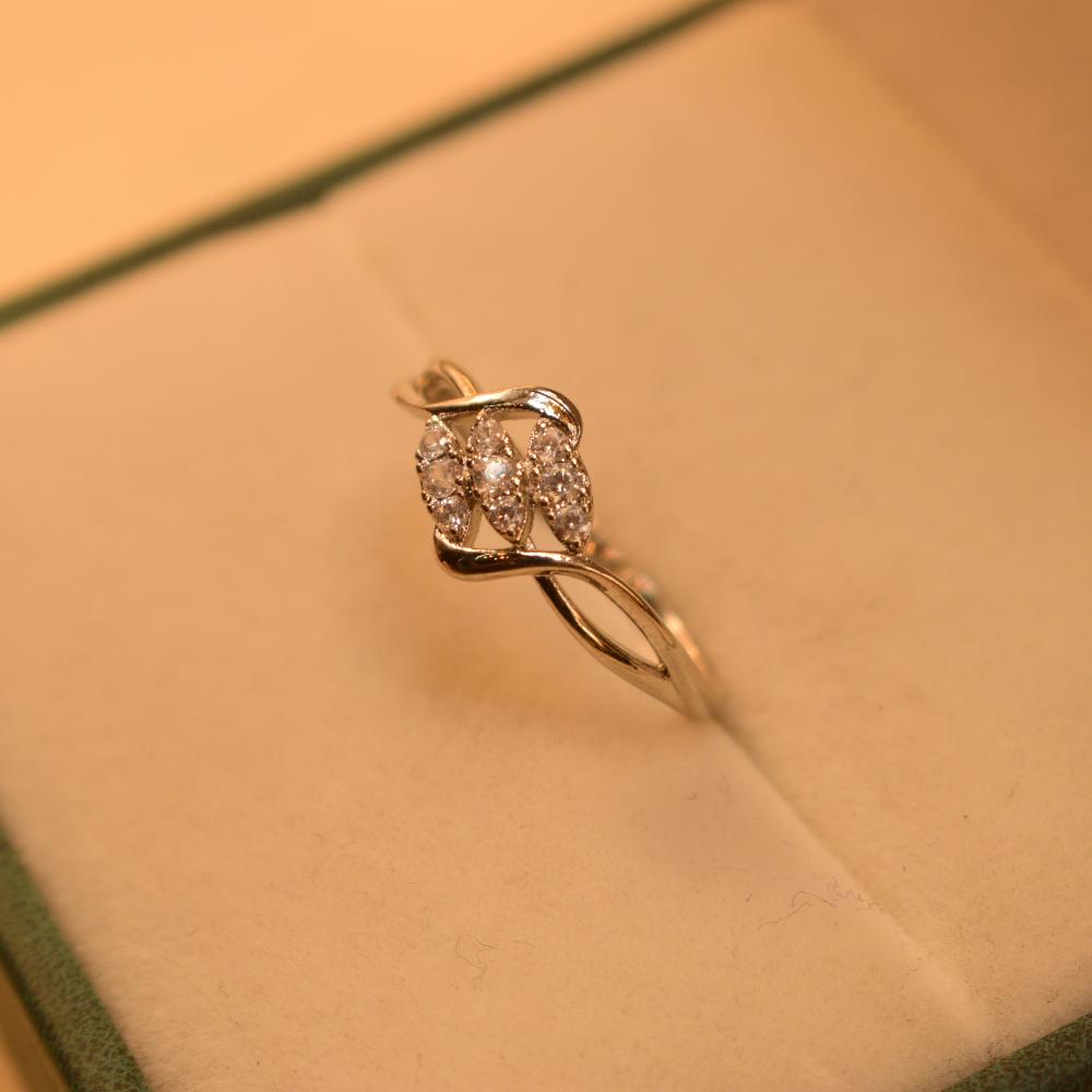 Fancy Glamorous Design Crystal Stones Silver Ring for Girls/Women