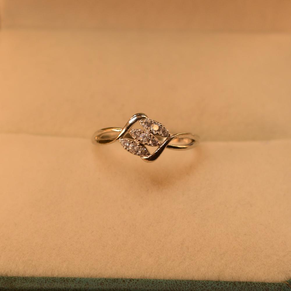 Fancy Glamorous Design Crystal Stones Silver Ring for Girls/Women