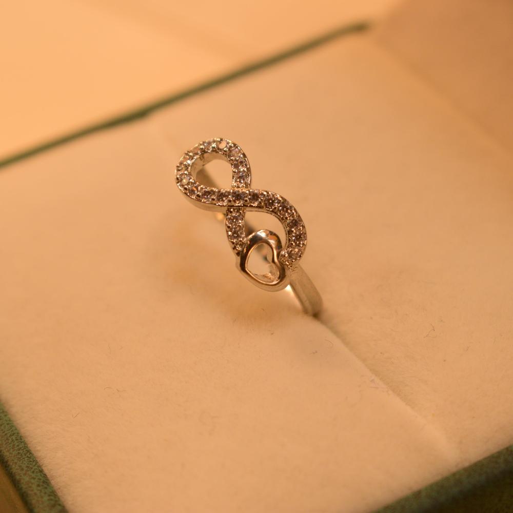 Luxury Luminous Design Crystal Stones Silver Ring for Girls/Women