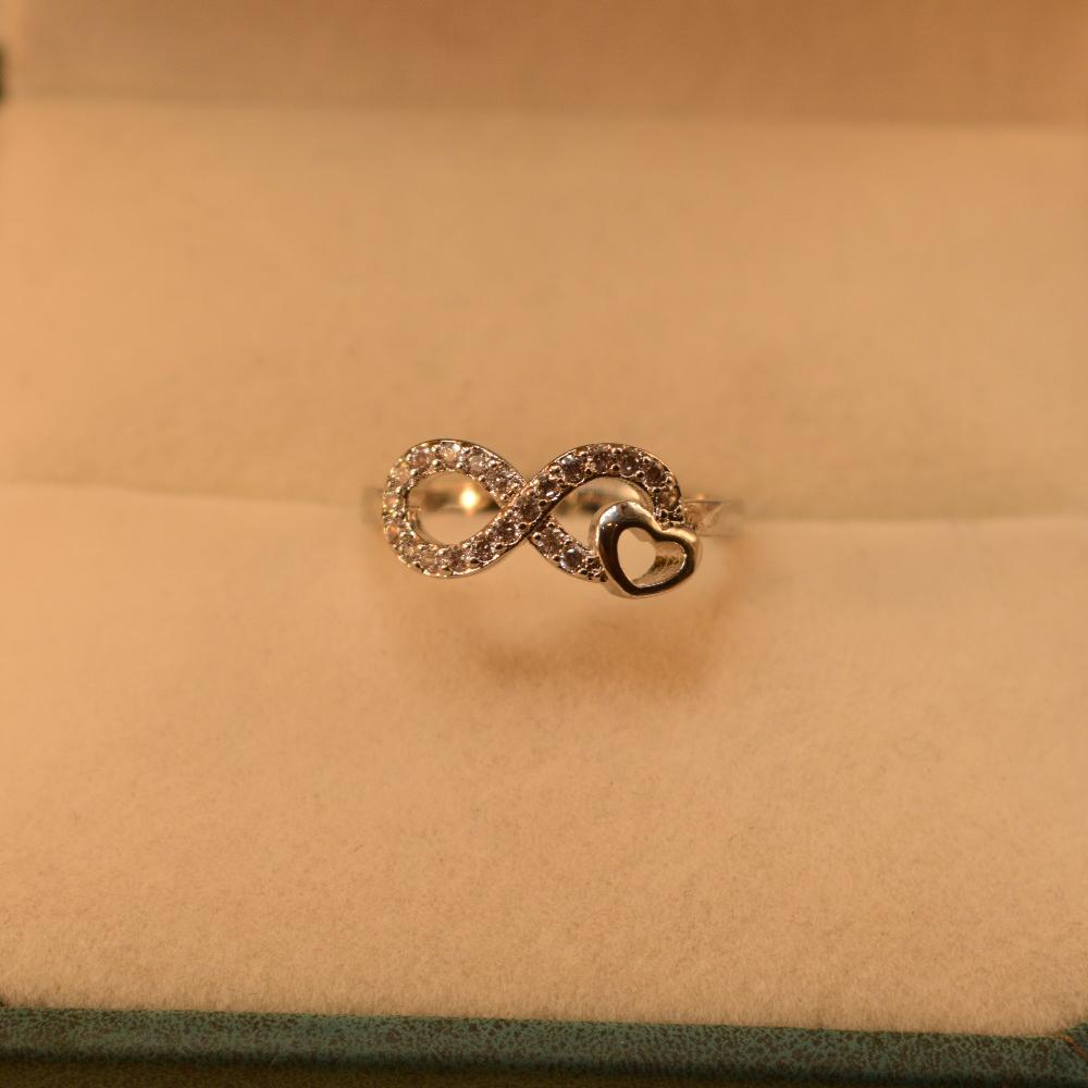 Luxury Luminous Design Crystal Stones Silver Ring for Girls/Women