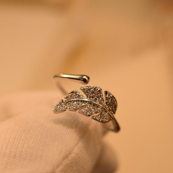 Gorgeous Luminous Design Crystal Stones Ring For Girls/Women