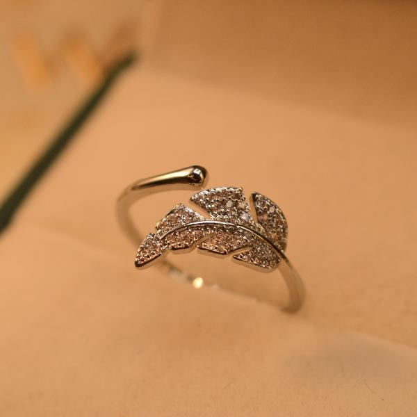 Gorgeous Luminous Design Crystal Stones Ring For Girls/Women