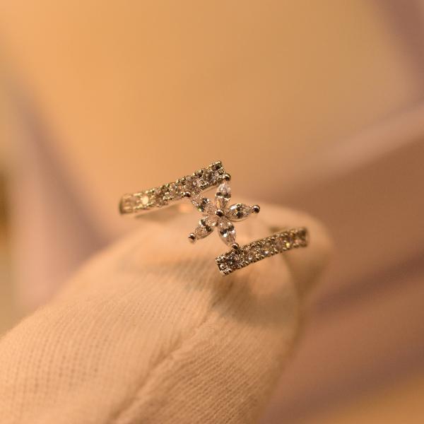 Glamorous Star Design Crystal Stones Ring For Girls/Women
