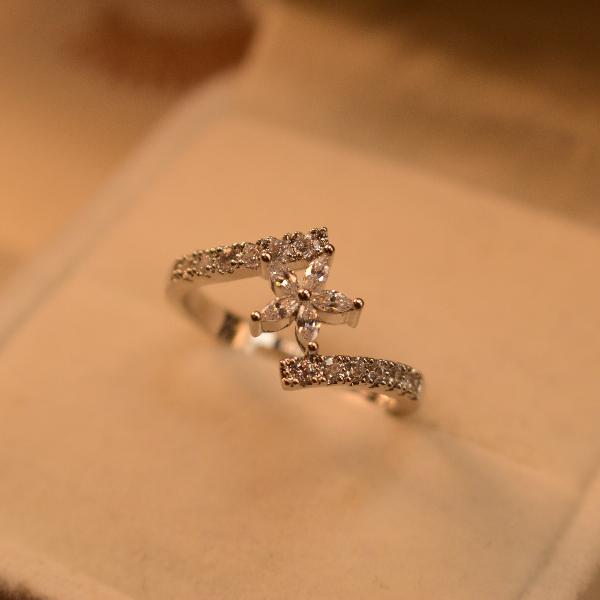 Glamorous Star Design Crystal Stones Ring For Girls/Women