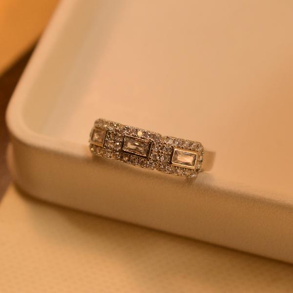 Luminous Stylish Design Crystal Stones Ring For Girls/Women