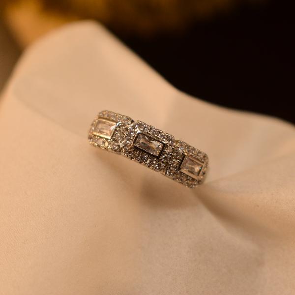 Luminous Stylish Design Crystal Stones Ring For Girls/Women
