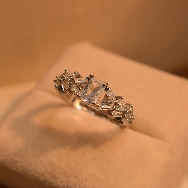 Beautiful Unique Design Crystal Stones Ring For Girls/Women